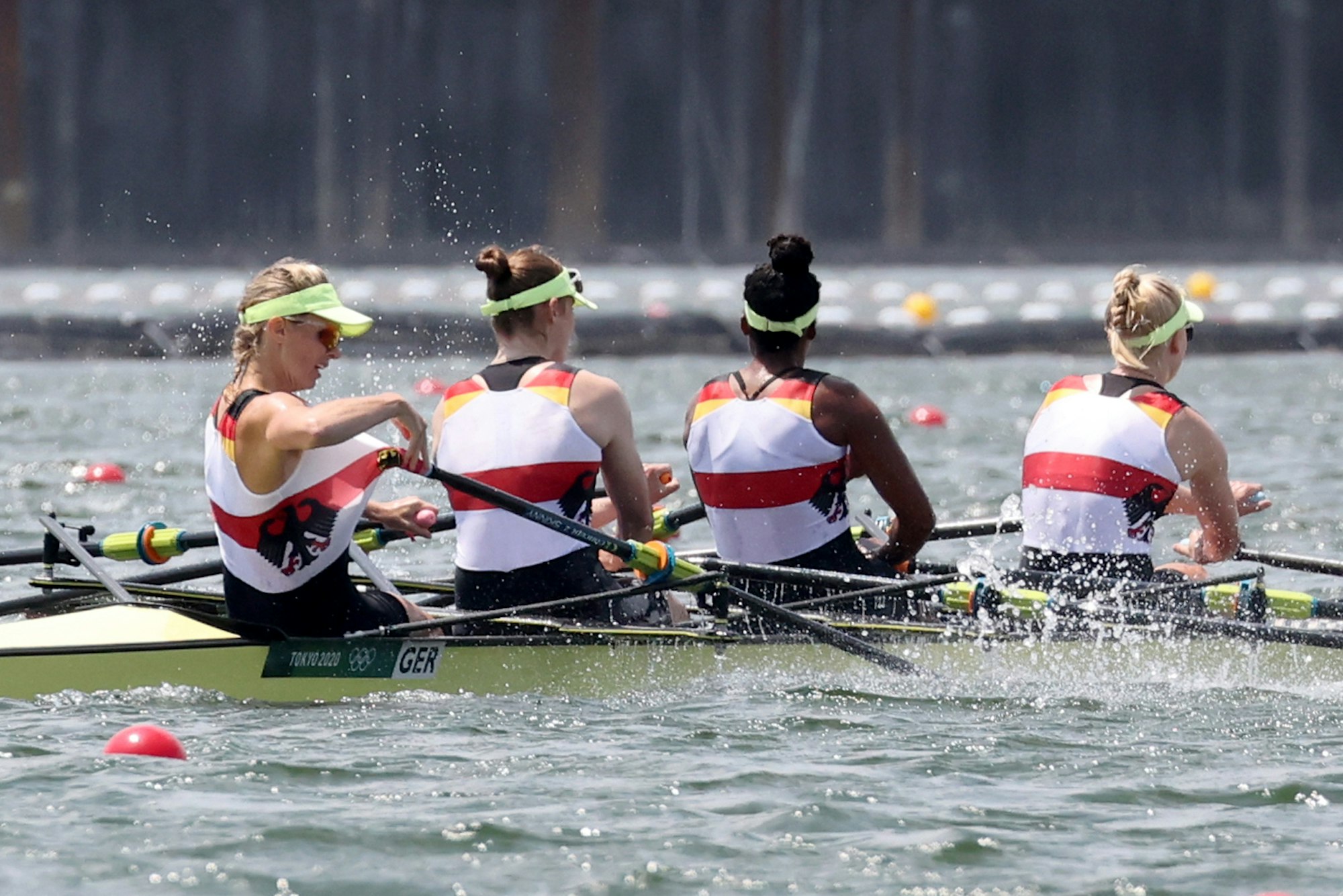 Die deutschen Ruderinnen Daniela Schultze, Franziska Kampmann, Carlotta Nwajide, und Frieda Hämmerling im Boot beim Olympia-Finale im Doppelvierer in Tokio.