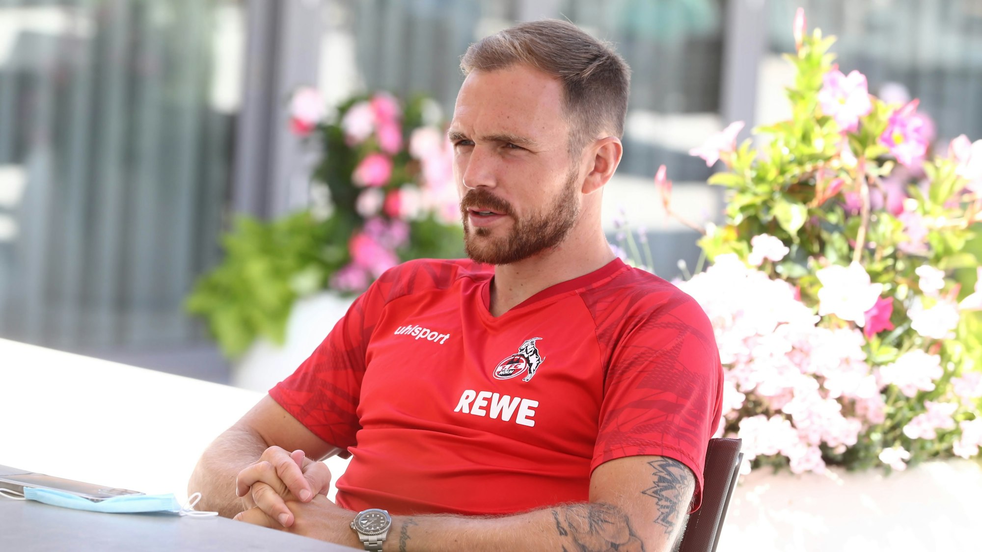 Rafael Czichos gibt ein Interview.