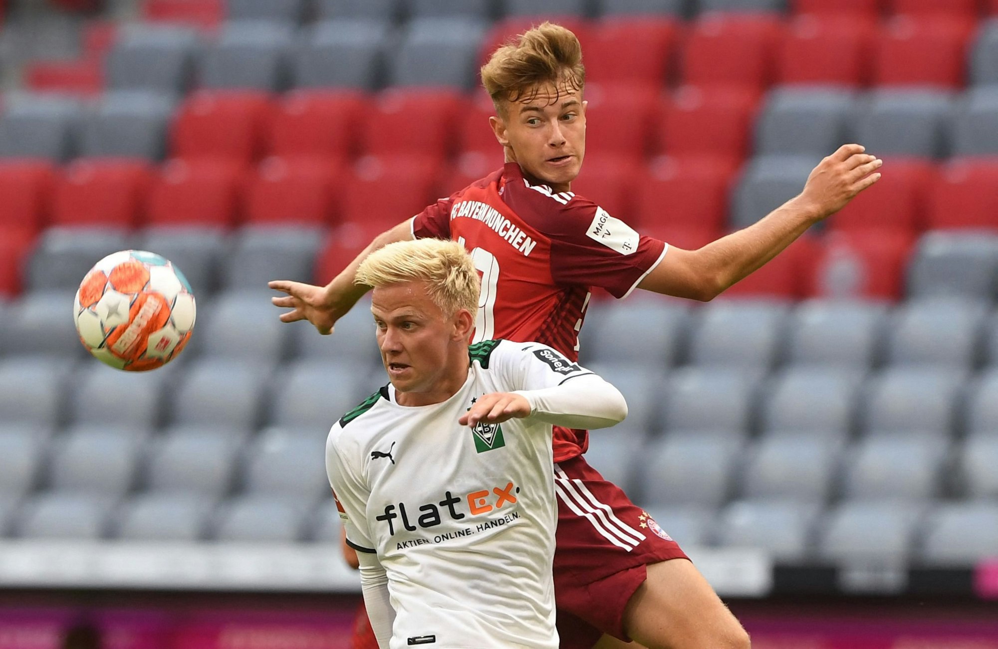 Moritz Mosandl vom FC Bayern München im Kopfballduell mit Per Lockl von Borussia Mönchengladbach