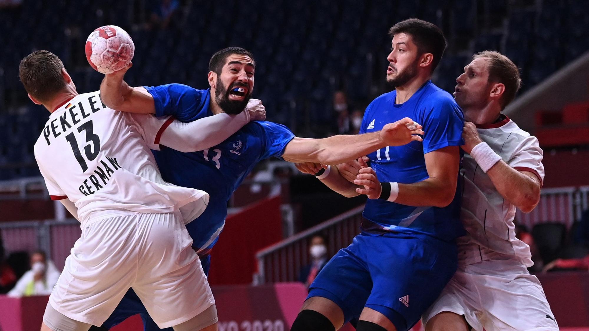 Hendrik Pekeler versucht Nikola Karabatic im Zweikampf zu stoppen.