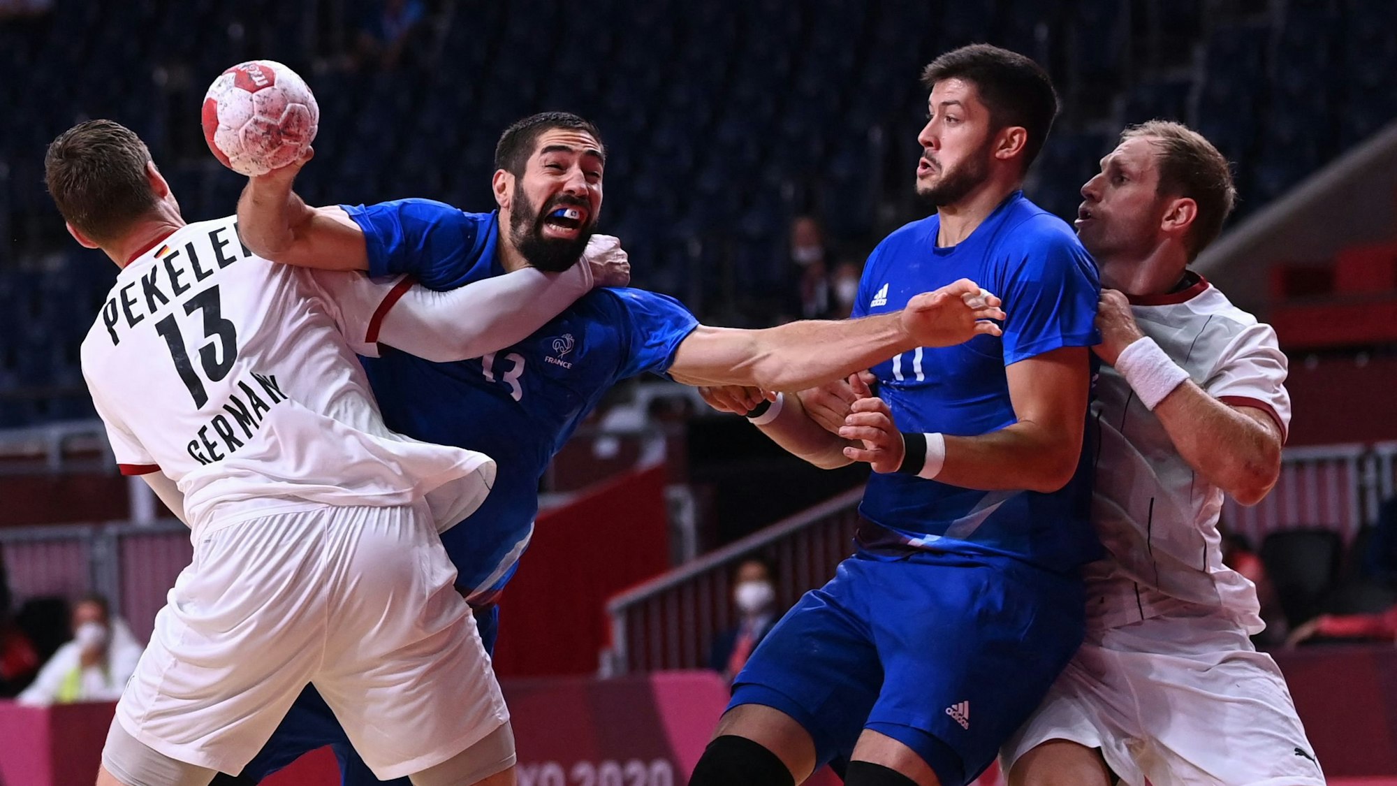 Hendrik Pekeler versucht Nikola Karabatic im Zweikampf zu stoppen.