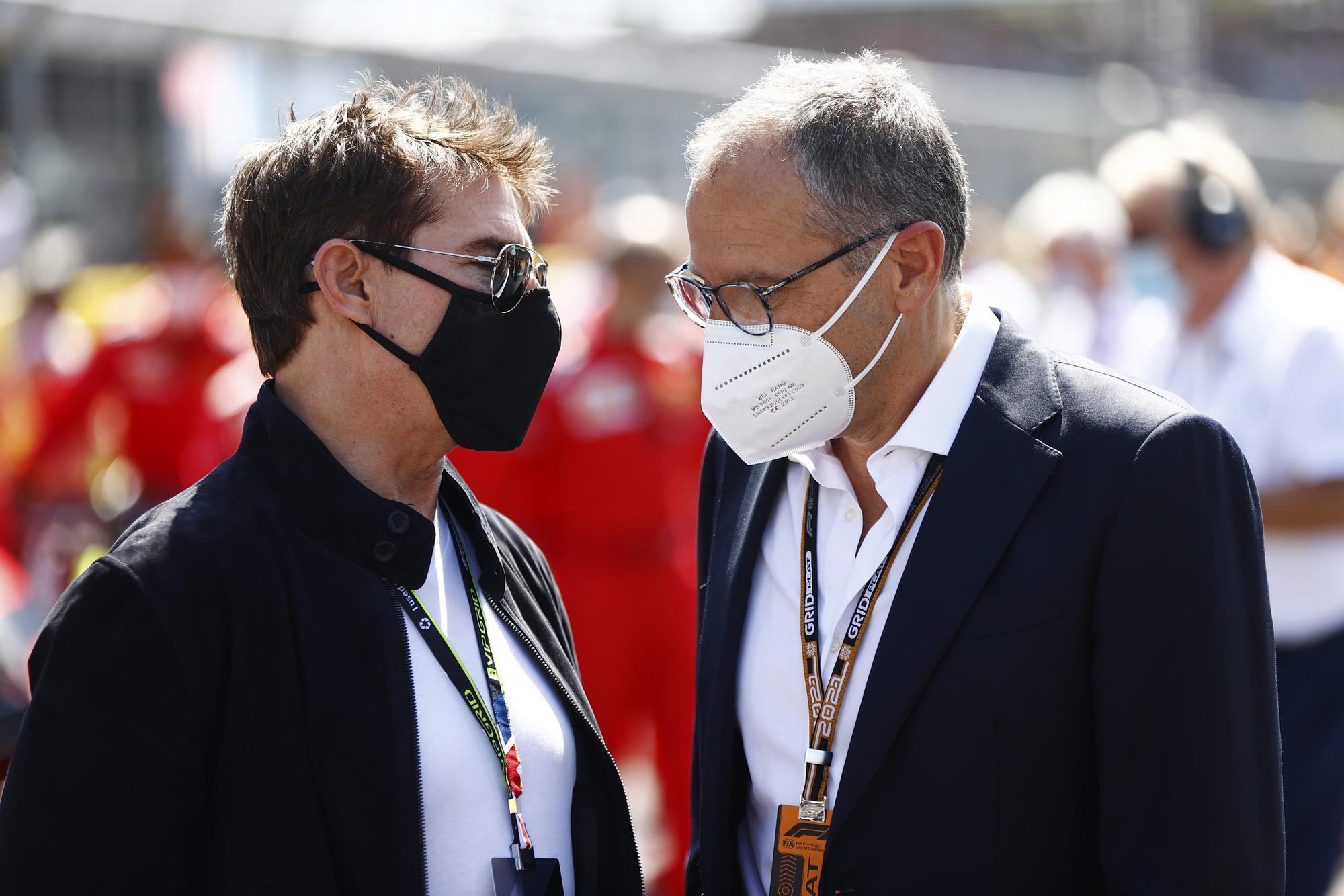 Stefano Domenicali spricht am Rande eines Rennens der Formel 1 mit Hollywood-Star Tom Cruise.