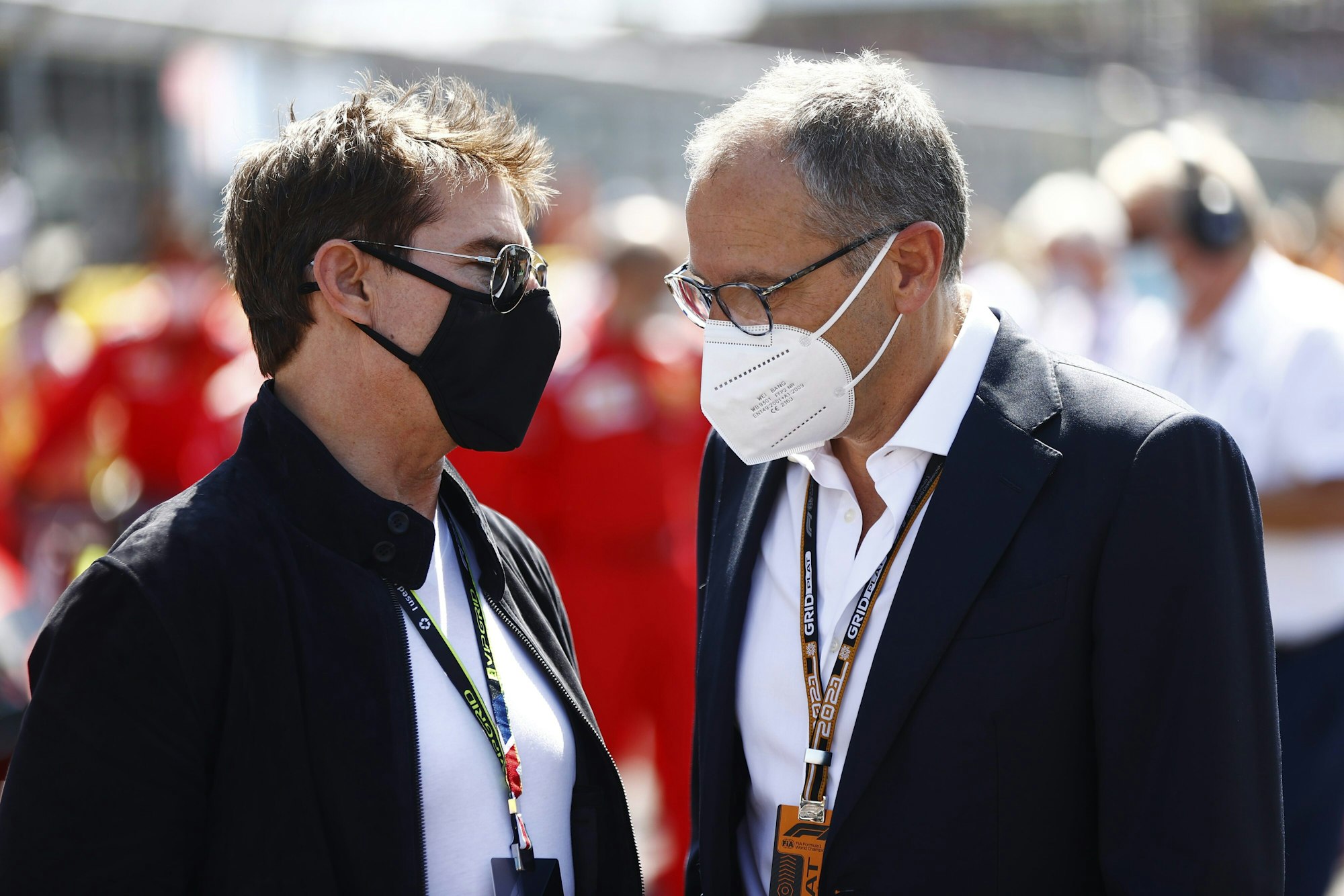 Stefano Domenicali spricht am Rande eines Rennens der Formel 1 mit Hollywood-Star Tom Cruise.