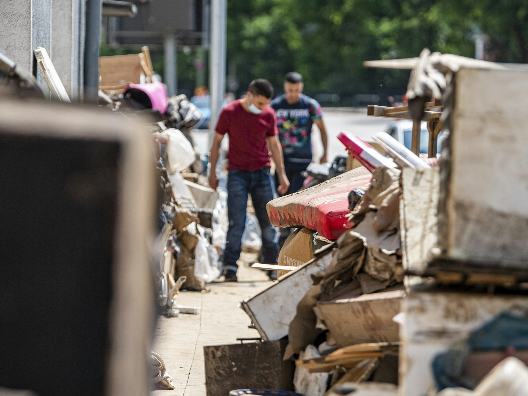 Hagen am 18. Juli 2021 nach der Flut-Katastrophe: Zerstörter Hausrat auf den Bürgersteigen.