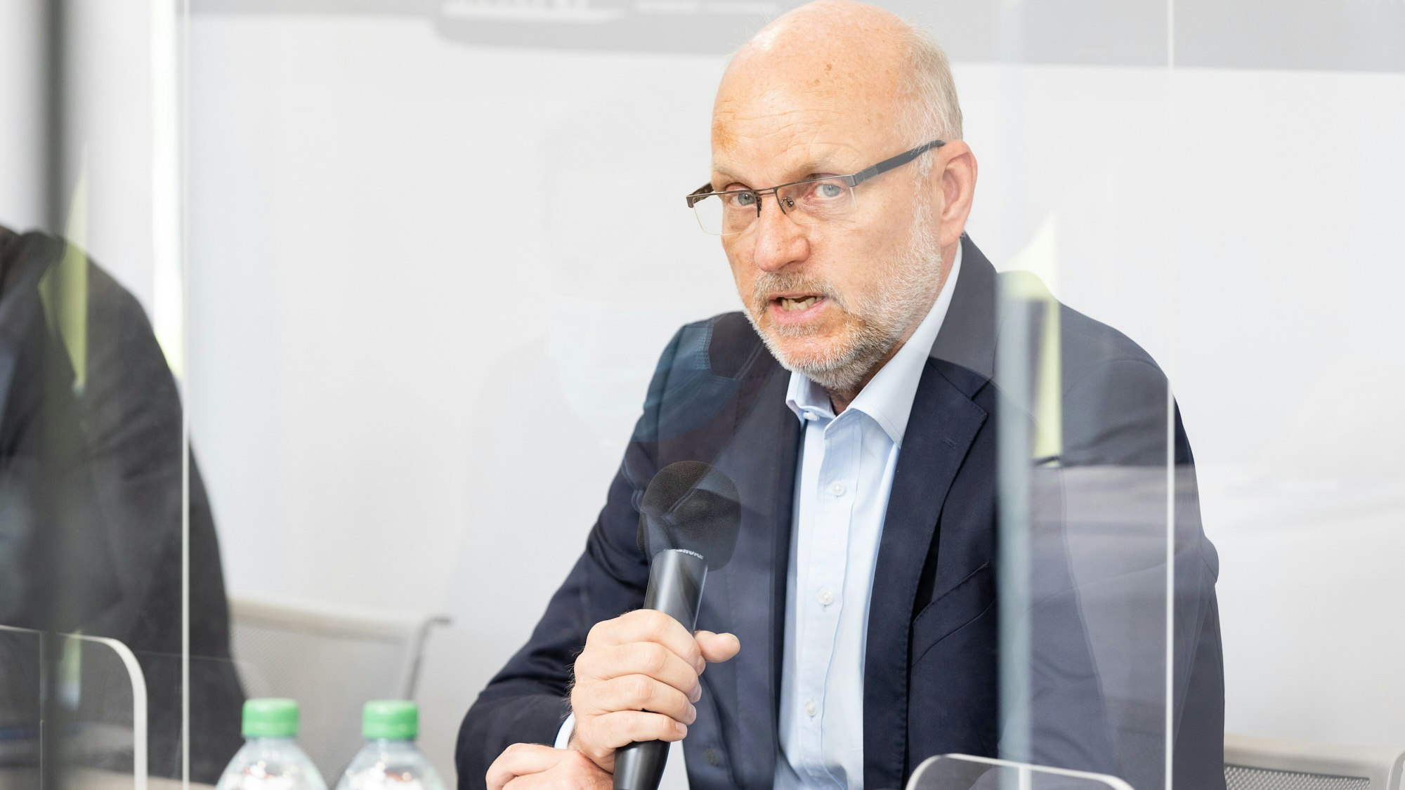 Frank Hyldmar, Vorsitzender der Geschäftsführung von Currenta, spricht während einer Pressekonferenz nach der Explosion im Leverkusener Chempark.