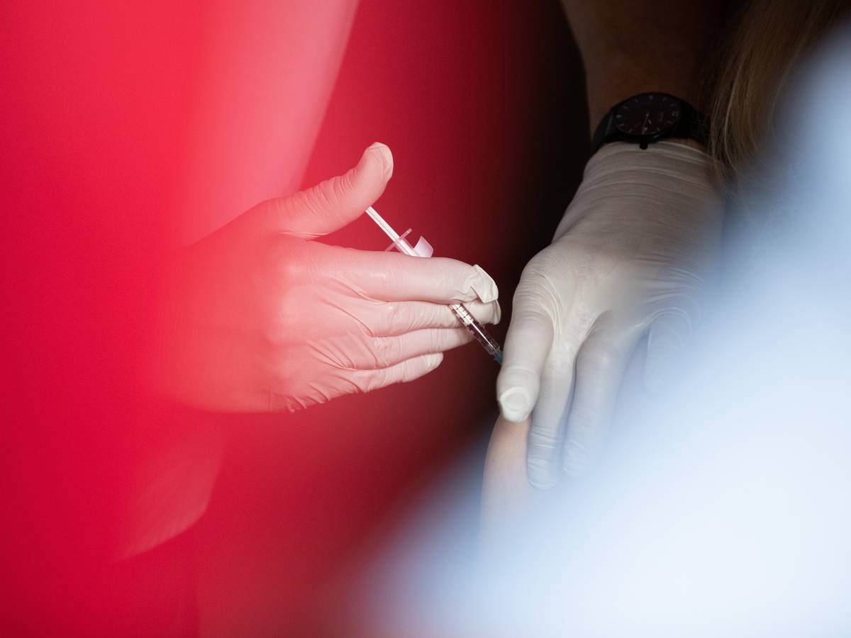 Ein Impfling wird in einem Zelt vom Malteser-Hilfsdienst mit einer Spritze und dem Wirkstoff von Biontech gegen das Coronavirus geimpft. Die Impfaktion findet auf dem Wochenmarkt statt. Der Stand neben der Touristeninfo ist zwischen 14 und 18 Uhr geöffnet. Eine Voranmeldung ist nicht notwendig. +++ dpa-Bildfunk +++