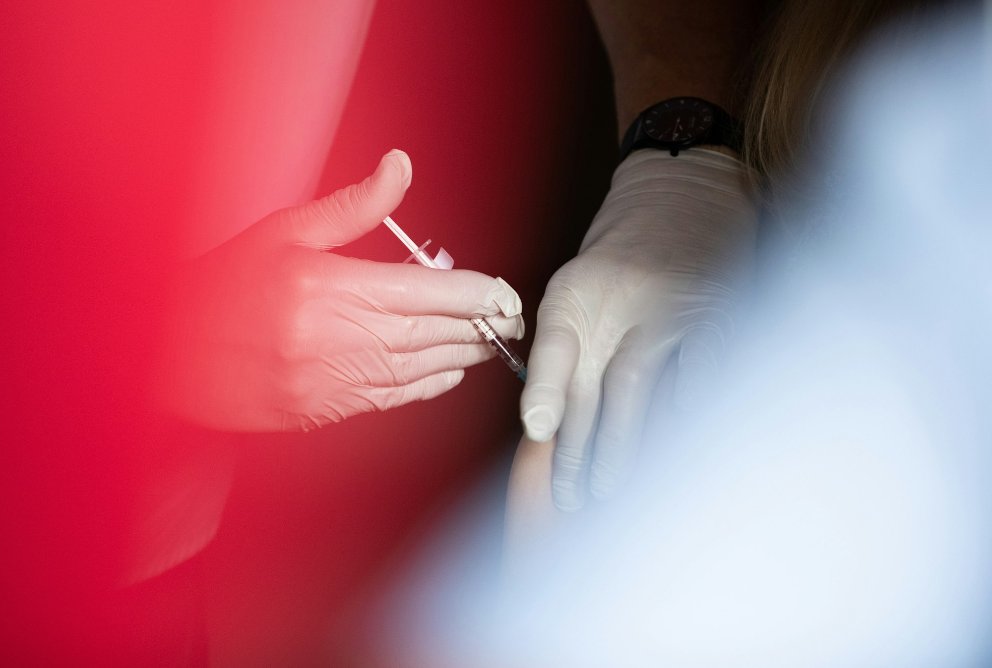 Ein Impfling wird in einem Zelt vom Malteser-Hilfsdienst mit einer Spritze und dem Wirkstoff von Biontech gegen das Coronavirus geimpft. Die Impfaktion findet auf dem Wochenmarkt statt. Der Stand neben der Touristeninfo ist zwischen 14 und 18 Uhr geöffnet. Eine Voranmeldung ist nicht notwendig. +++ dpa-Bildfunk +++