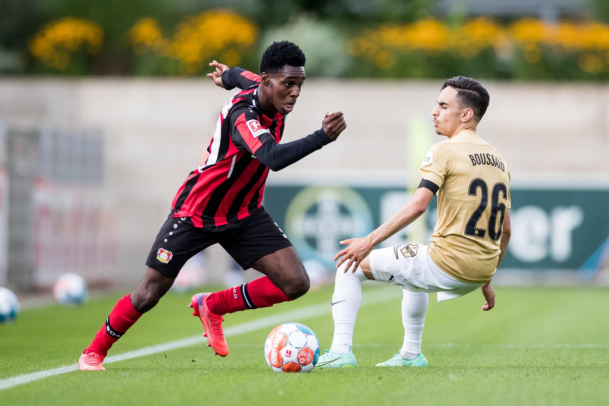 Jeremie Frimpong im Testspiel gegen den FC Utrecht am Ball