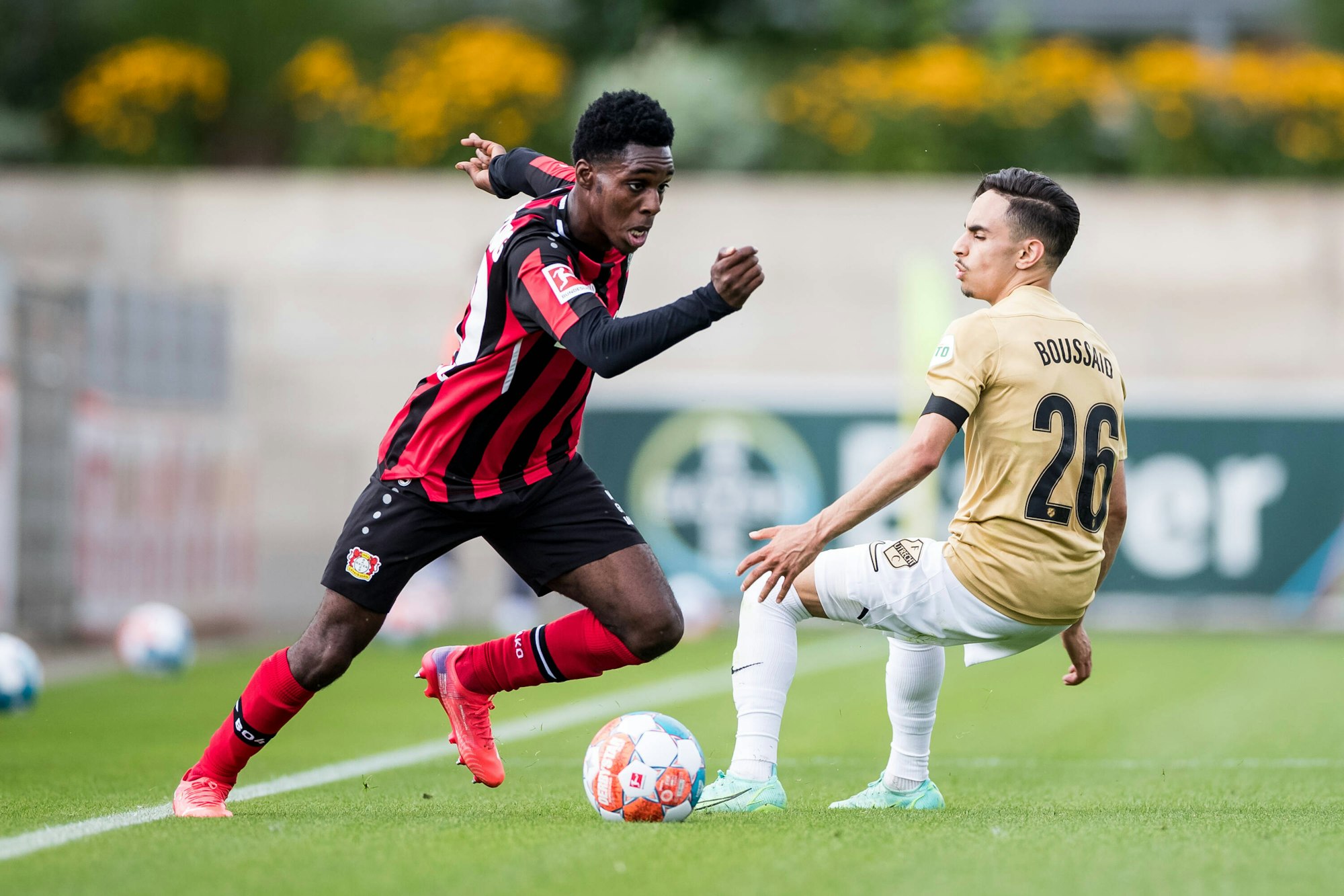 Jeremie Frimpong im Testspiel gegen den FC Utrecht am Ball