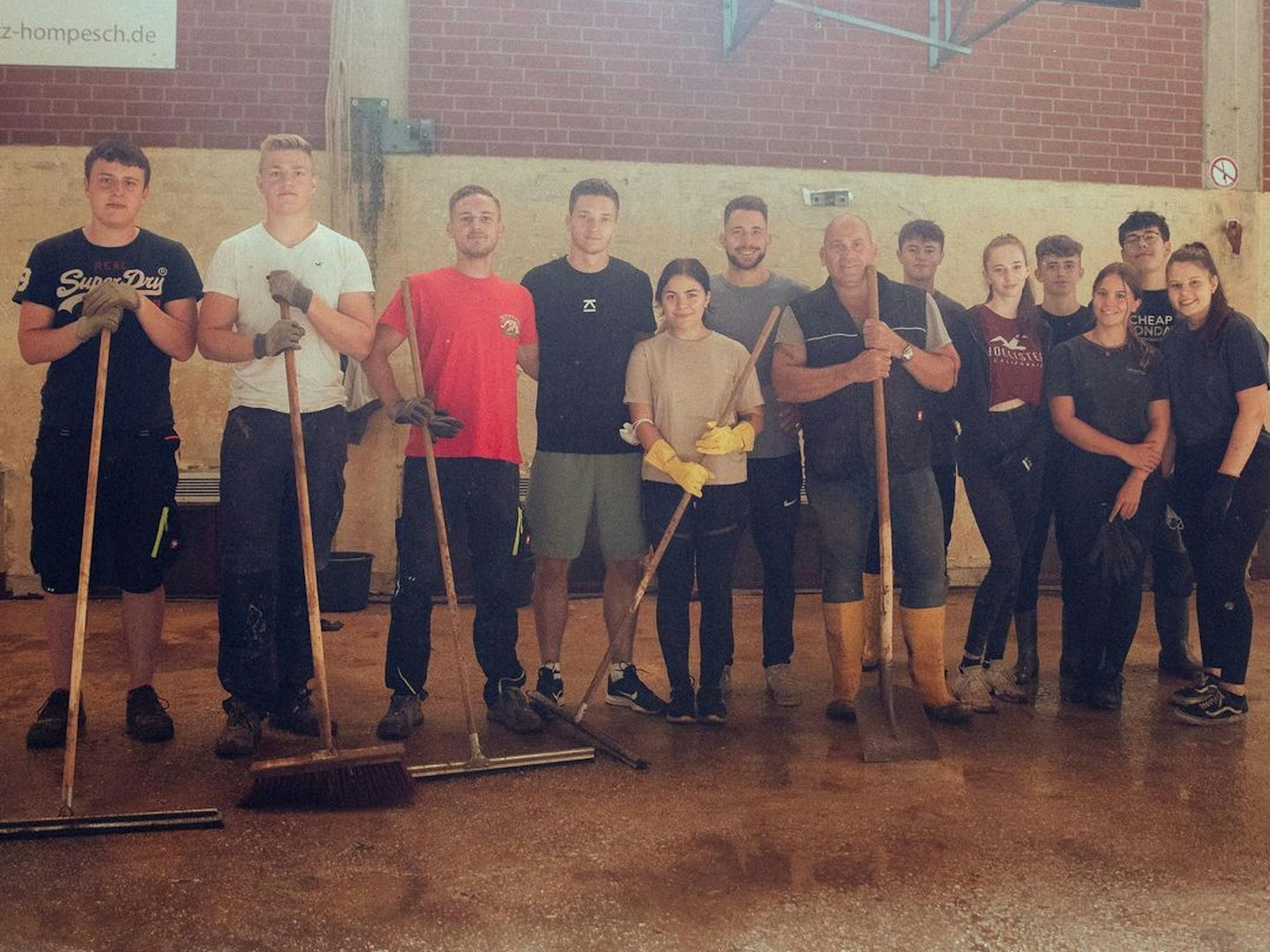 1. FC Köln: Noah Katterbach hilft nach Flutkatastrophe in Schleiden