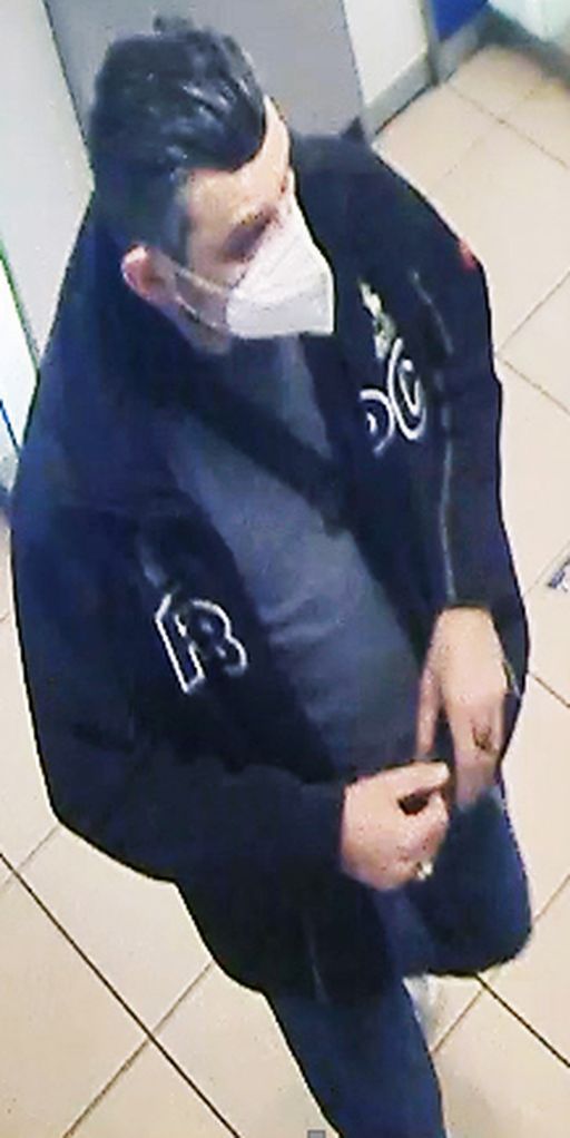 Gesuchter Mann geht in Köln in einer Bank umher.