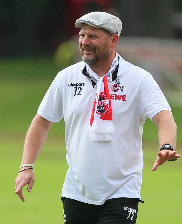 Steffen Baumgart lächelt während des Testspiels vom 1. FC Köln gegen den SV Elversberg.