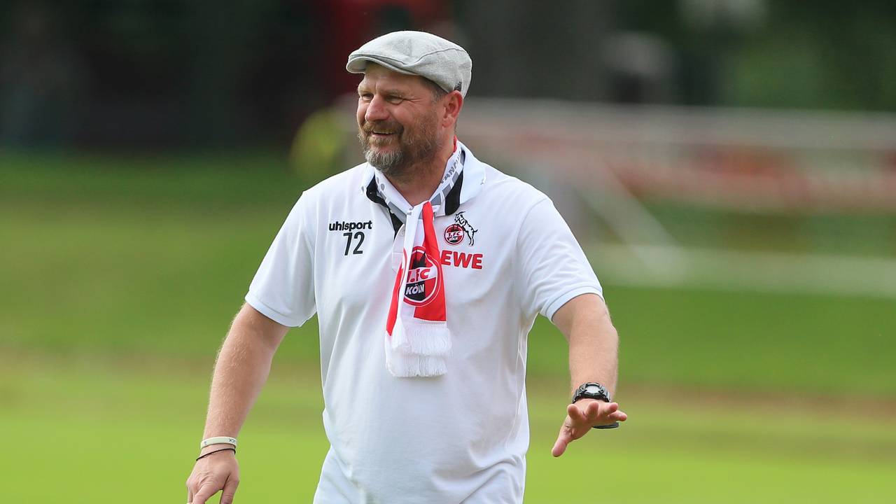 Steffen Baumgart lächelt während des Testspiels vom 1. FC Köln gegen den SV Elversberg.