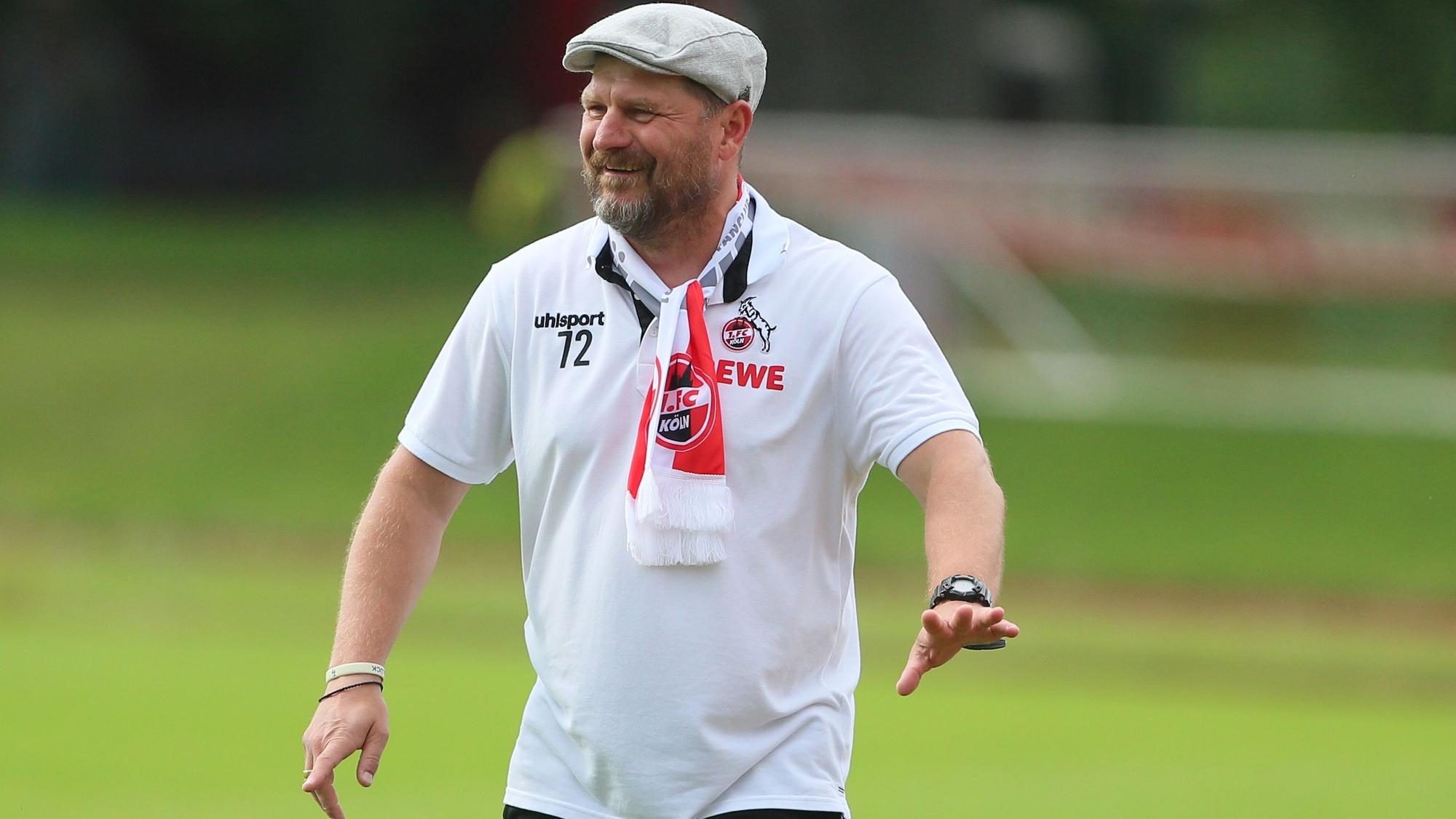 Steffen Baumgart lächelt während des Testspiels vom 1. FC Köln gegen den SV Elversberg.