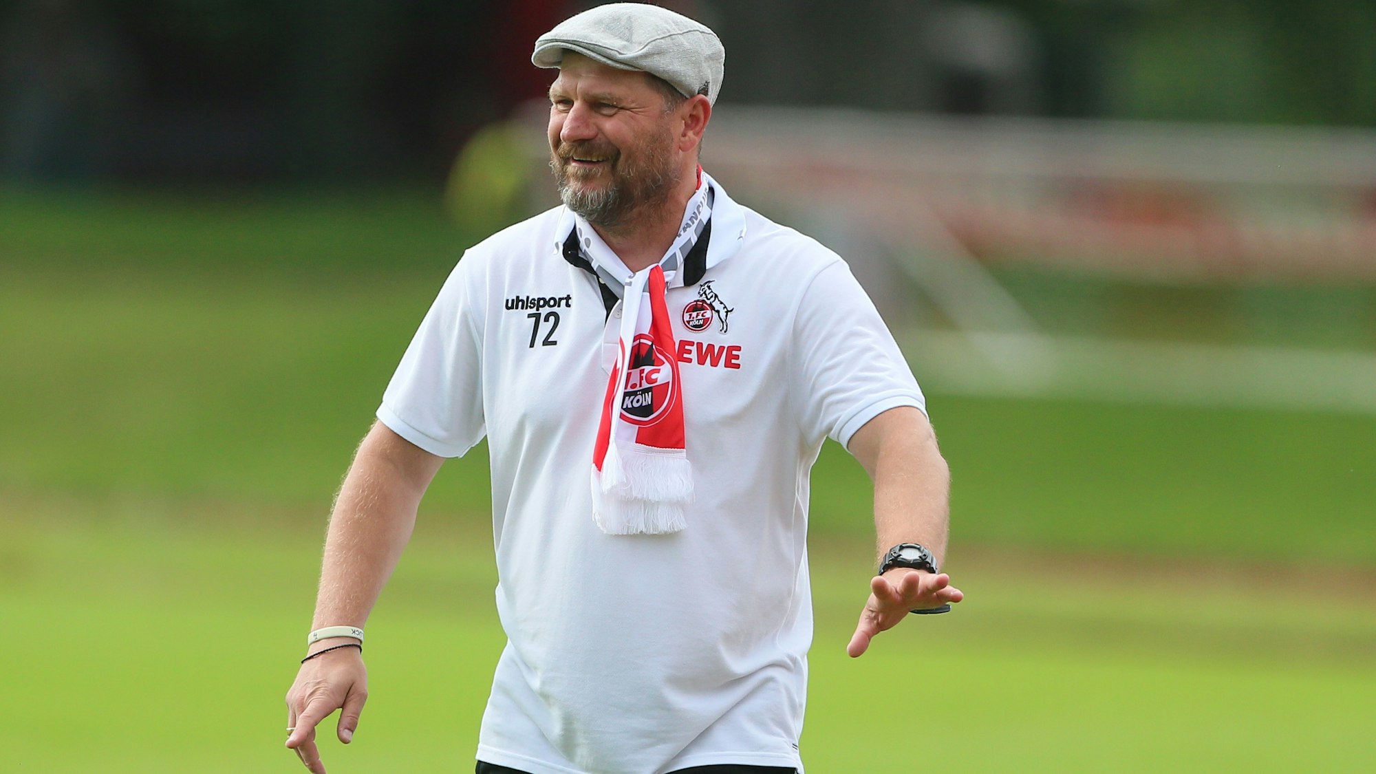 Steffen Baumgart lächelt während des Testspiels vom 1. FC Köln gegen den SV Elversberg.