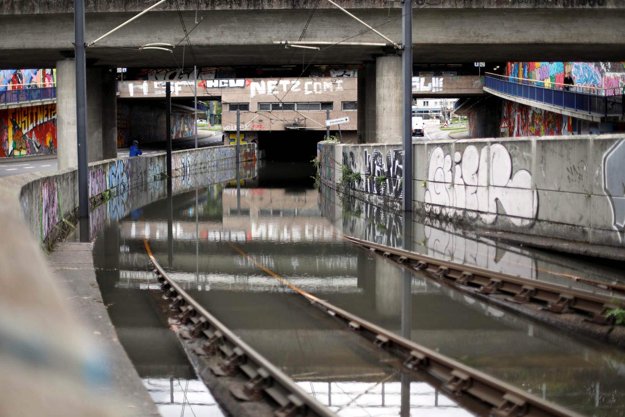 Die KVB-Haltestelle Geldernstraße/Gürtel in Köln steht unter Wasser.
