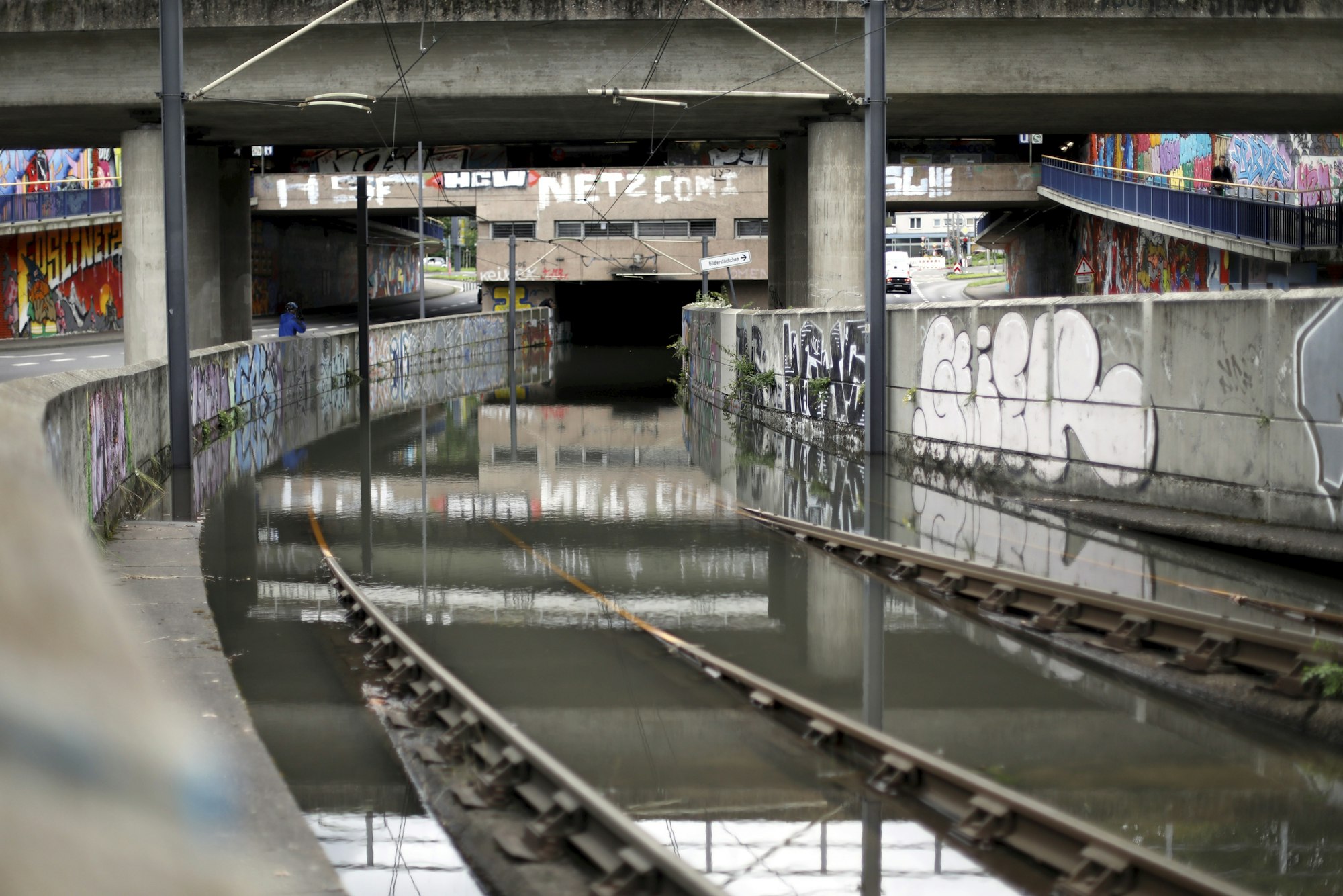 Die KVB-Haltestelle Geldernstraße/Gürtel in Köln steht unter Wasser.