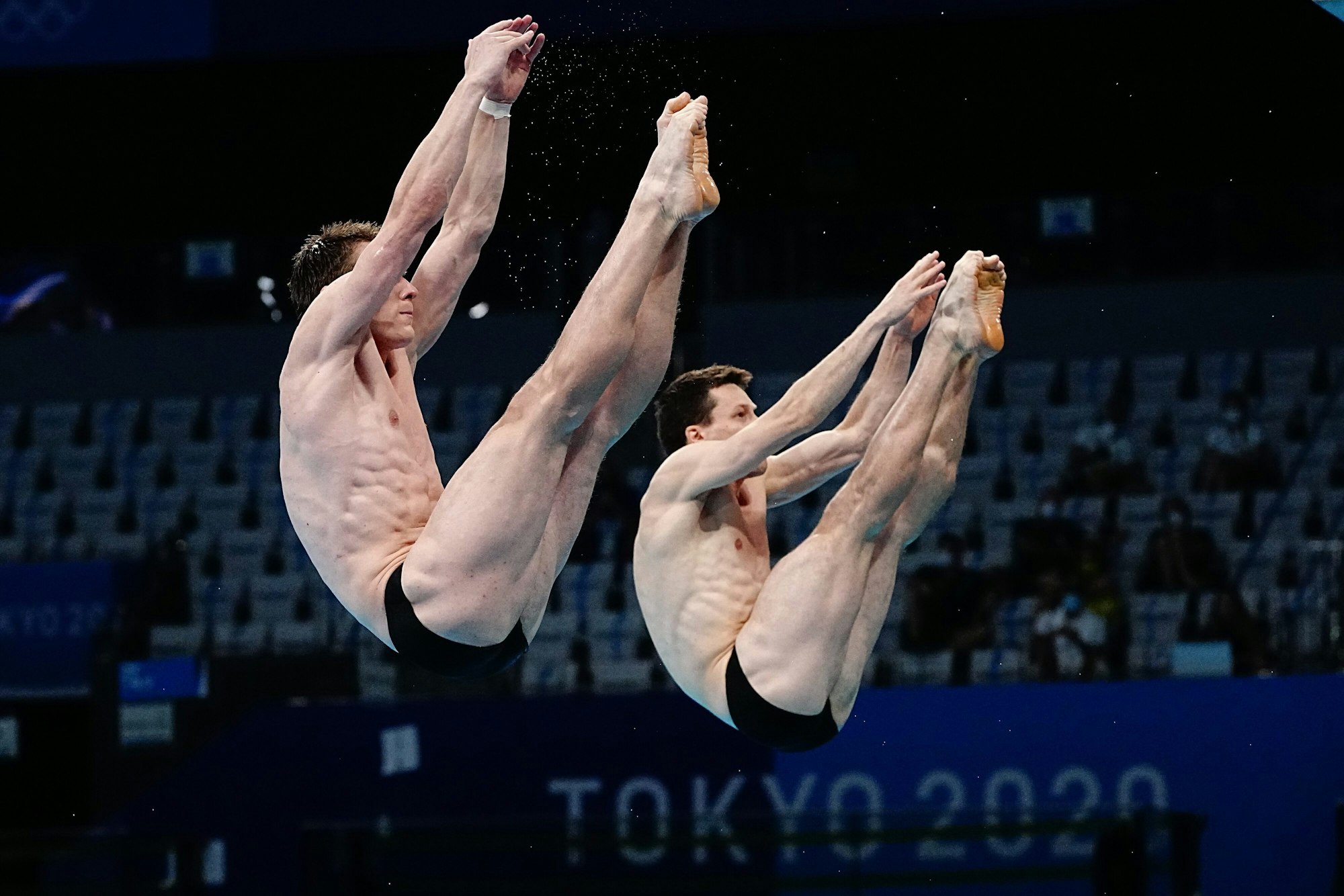 Lars Rüdiger (links) und Patrick Hausding aus Deutschland in Aktion beim Wasserspringen vom Drei-Meter-Brett.