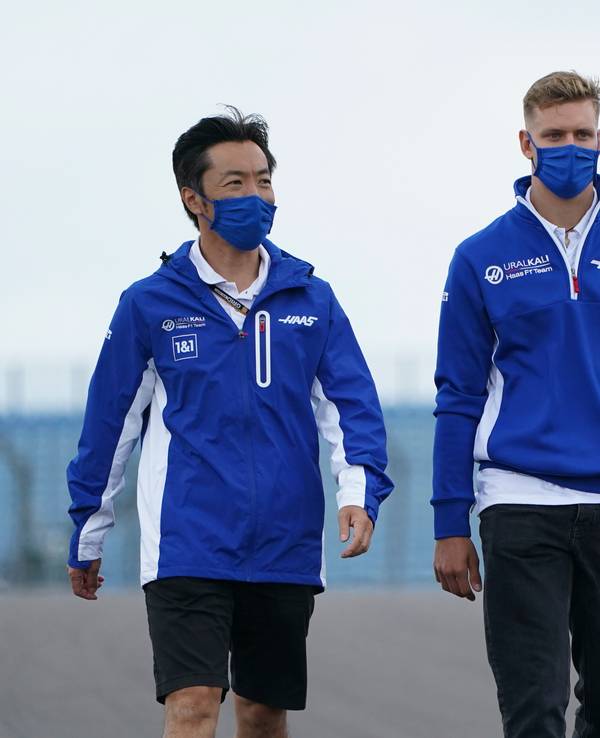 Mick Schumacher begeht die Rennstrecke in Silverstone vor dem Großen Preis von Großbritannien mit Team-Kollegen vom Formel-1-Rennstall Haas.