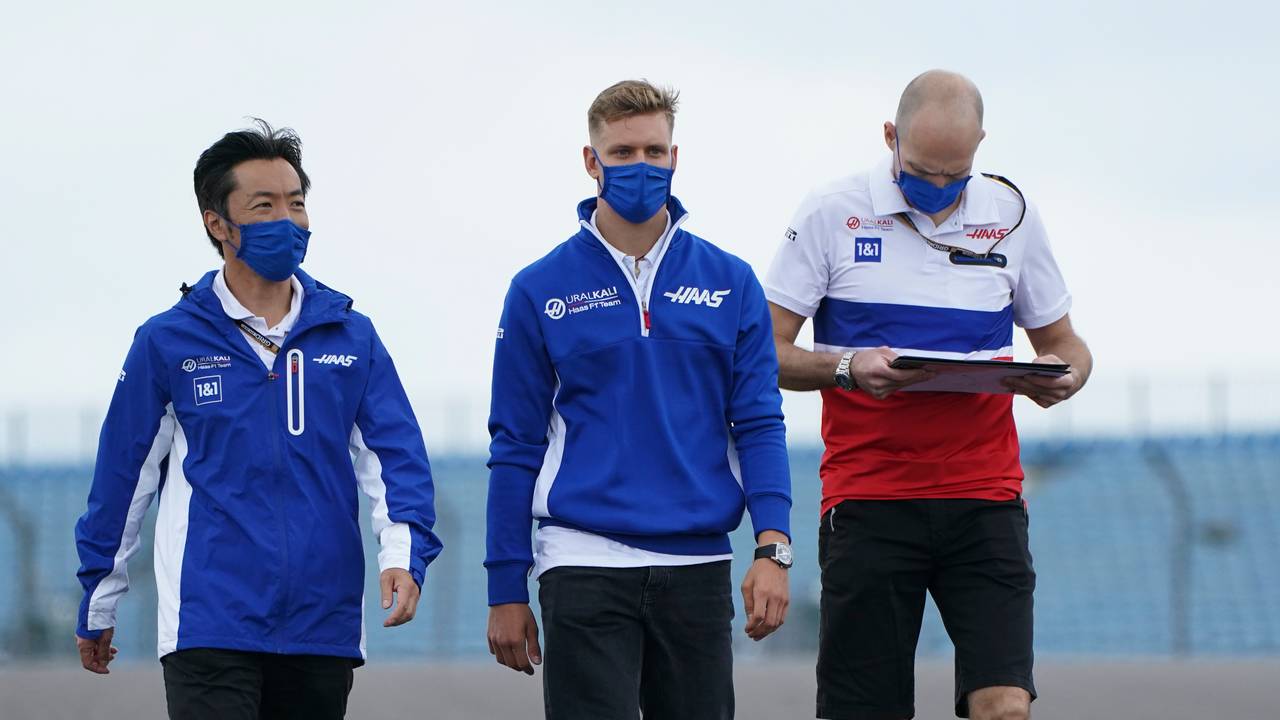 Mick Schumacher begeht die Rennstrecke in Silverstone vor dem Großen Preis von Großbritannien mit Team-Kollegen vom Formel-1-Rennstall Haas.