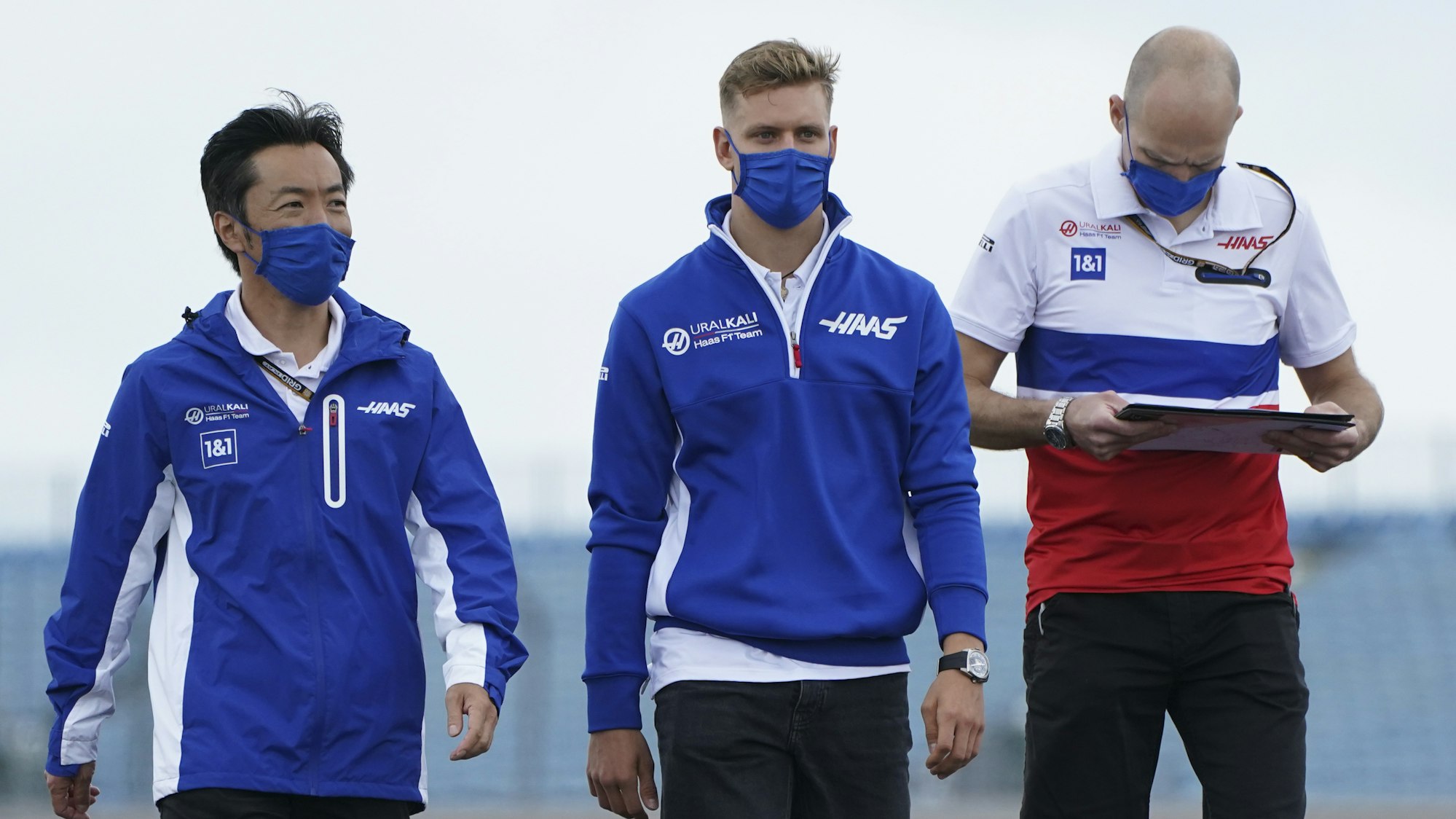 Mick Schumacher begeht die Rennstrecke in Silverstone vor dem Großen Preis von Großbritannien mit Team-Kollegen vom Formel-1-Rennstall Haas.