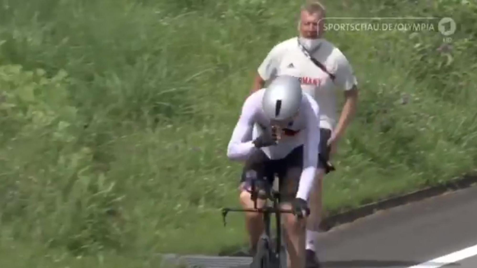 Patrick Moster läuft und ruft Radfahrer Nikias Arndt hinterher.