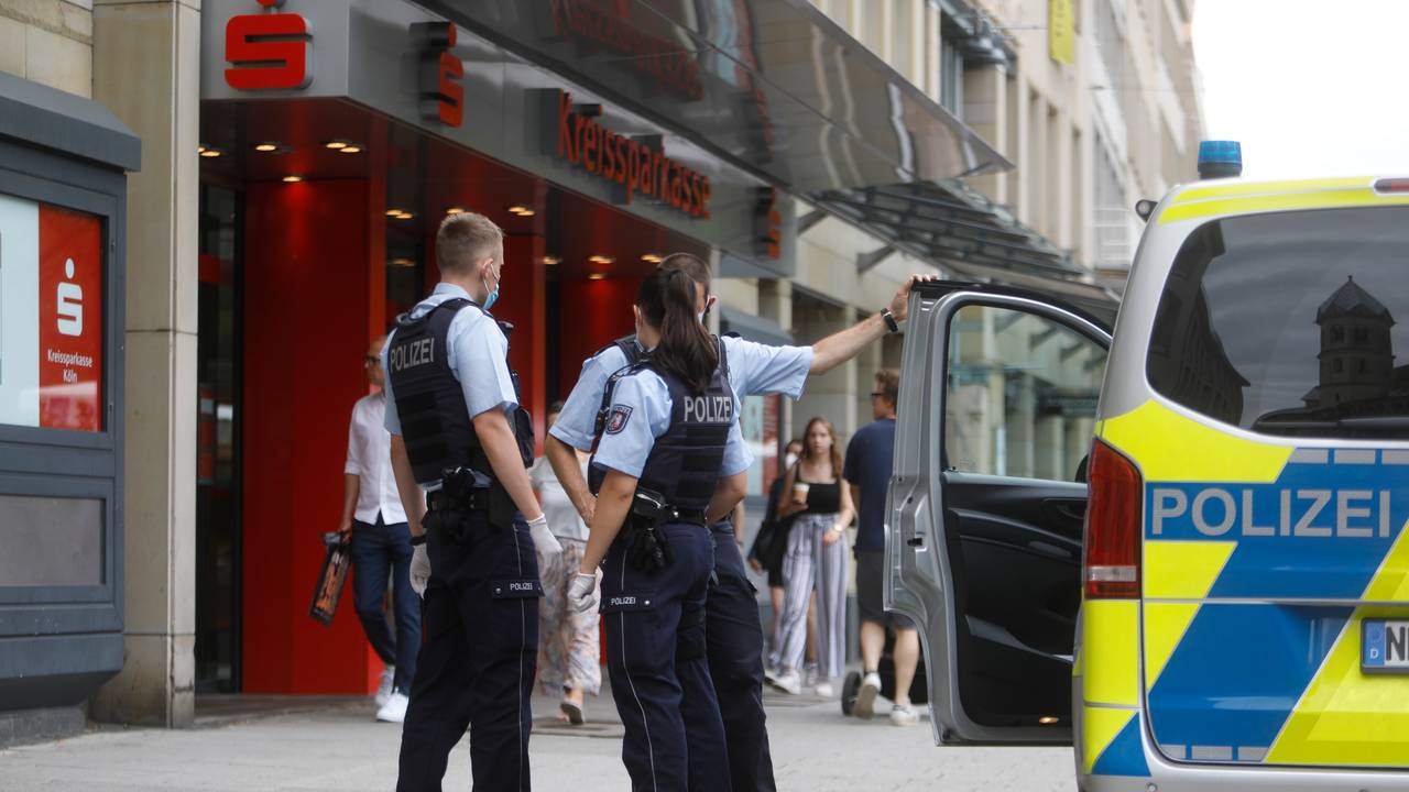 Kölner Polizei am Neumarkt bei einem Einsatz.