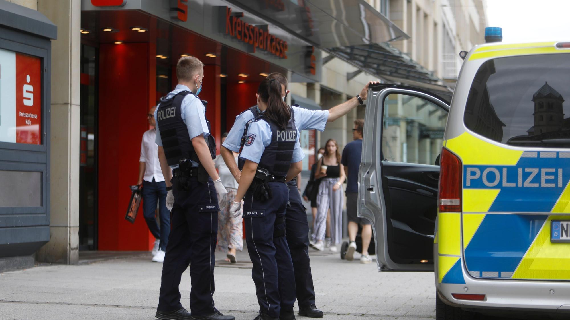 Kölner Polizei am Neumarkt bei einem Einsatz.