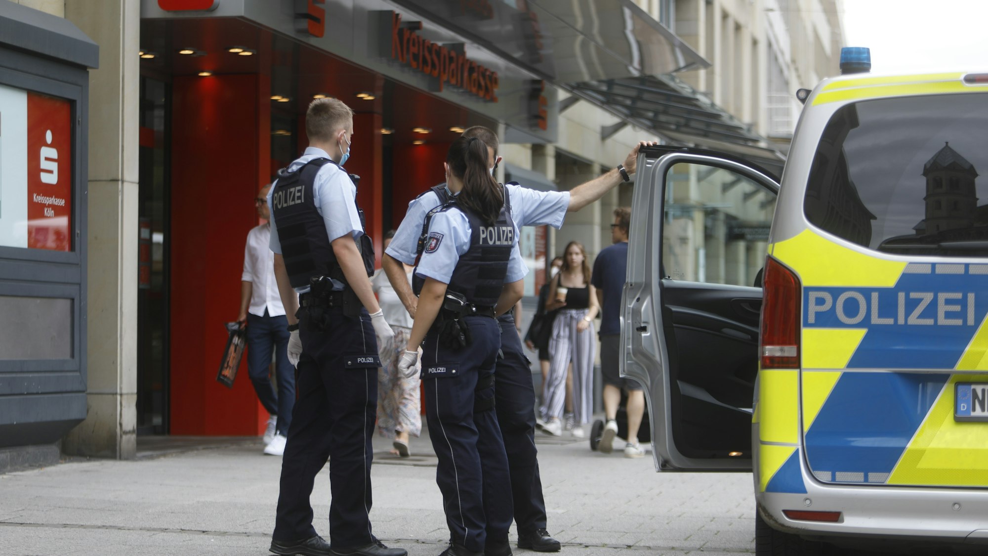 Kölner Polizei am Neumarkt bei einem Einsatz.