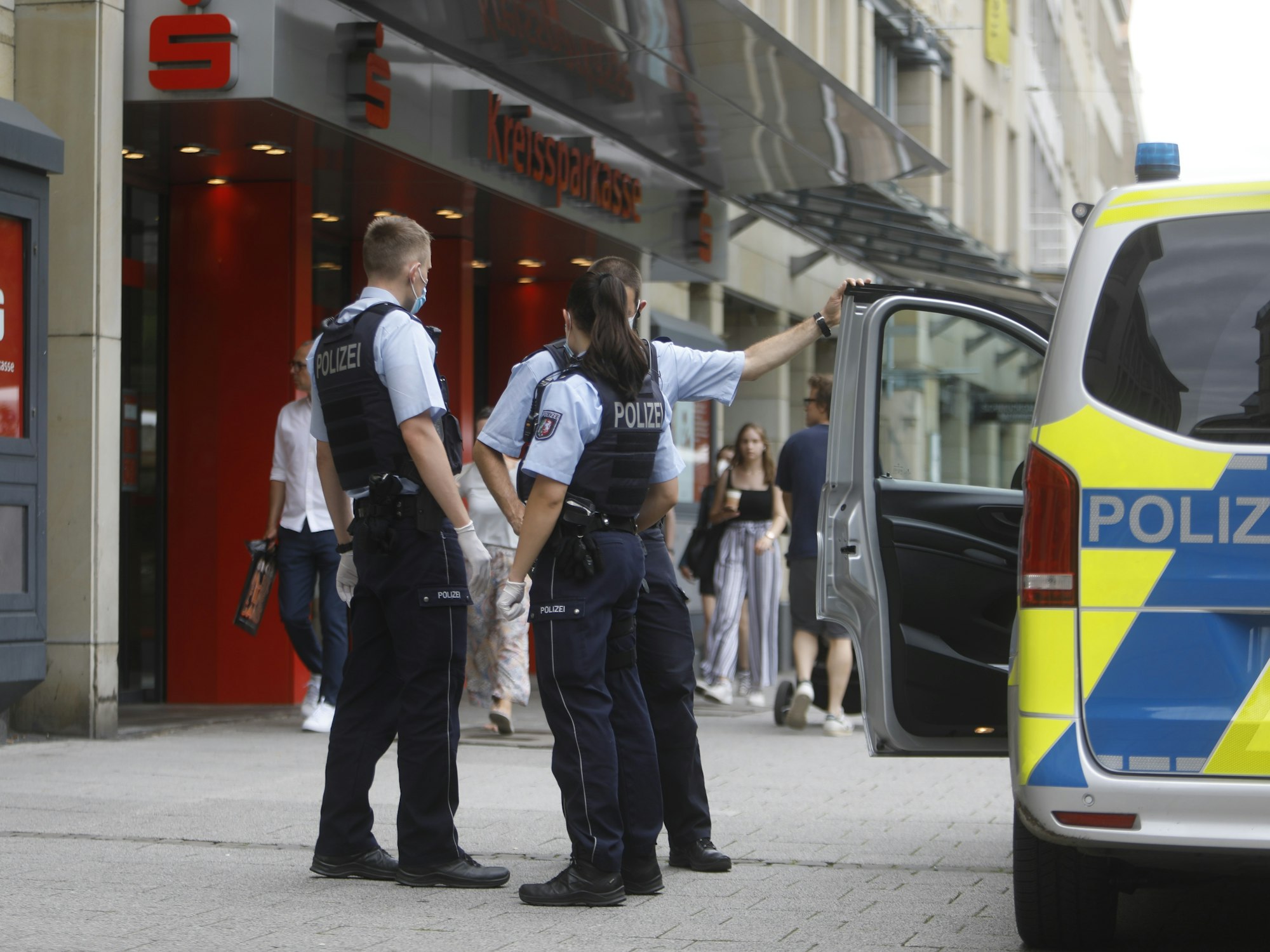 Kölner Polizei am Neumarkt bei einem Einsatz.