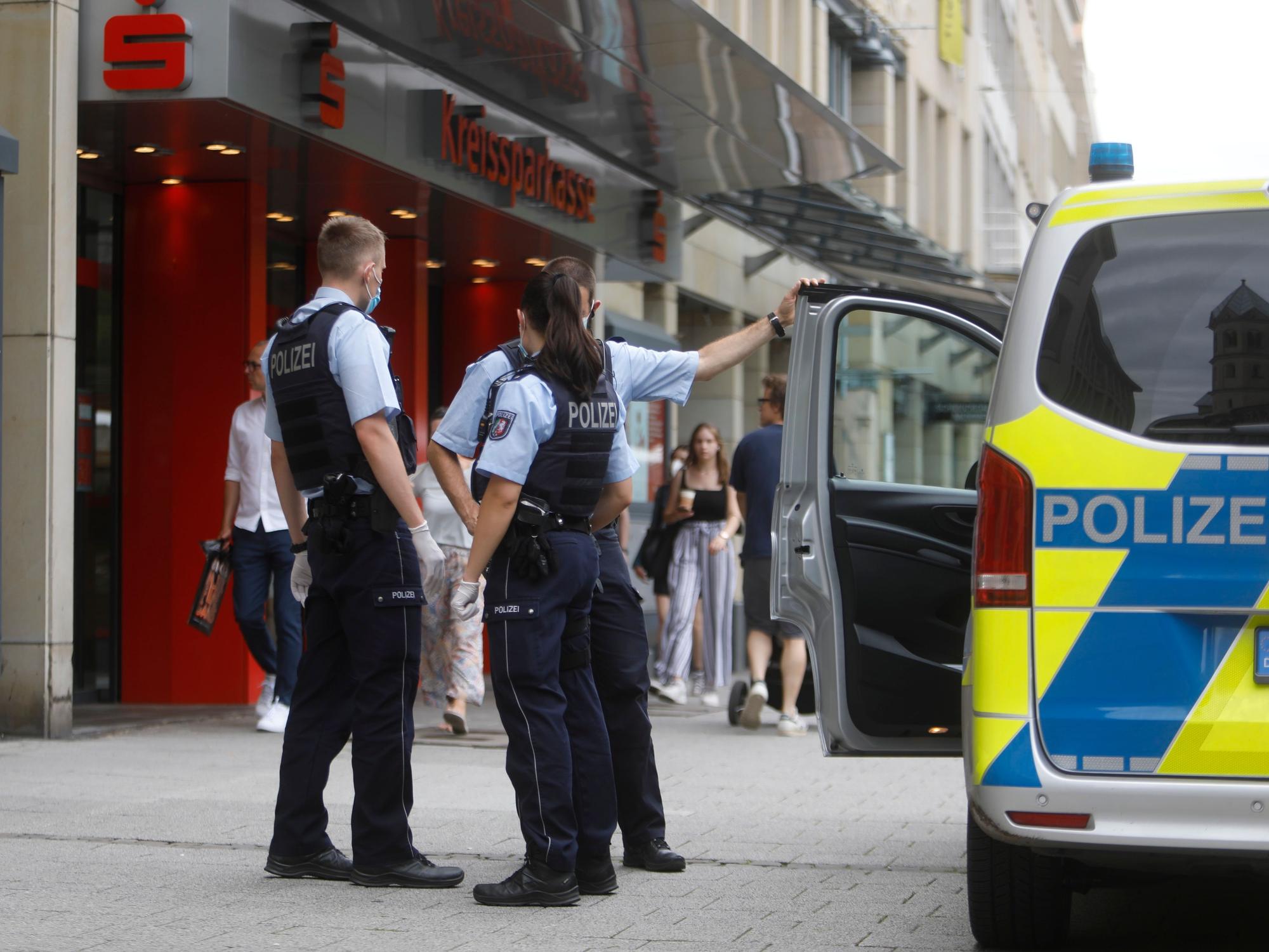 Kölner Polizei am Neumarkt bei einem Einsatz.