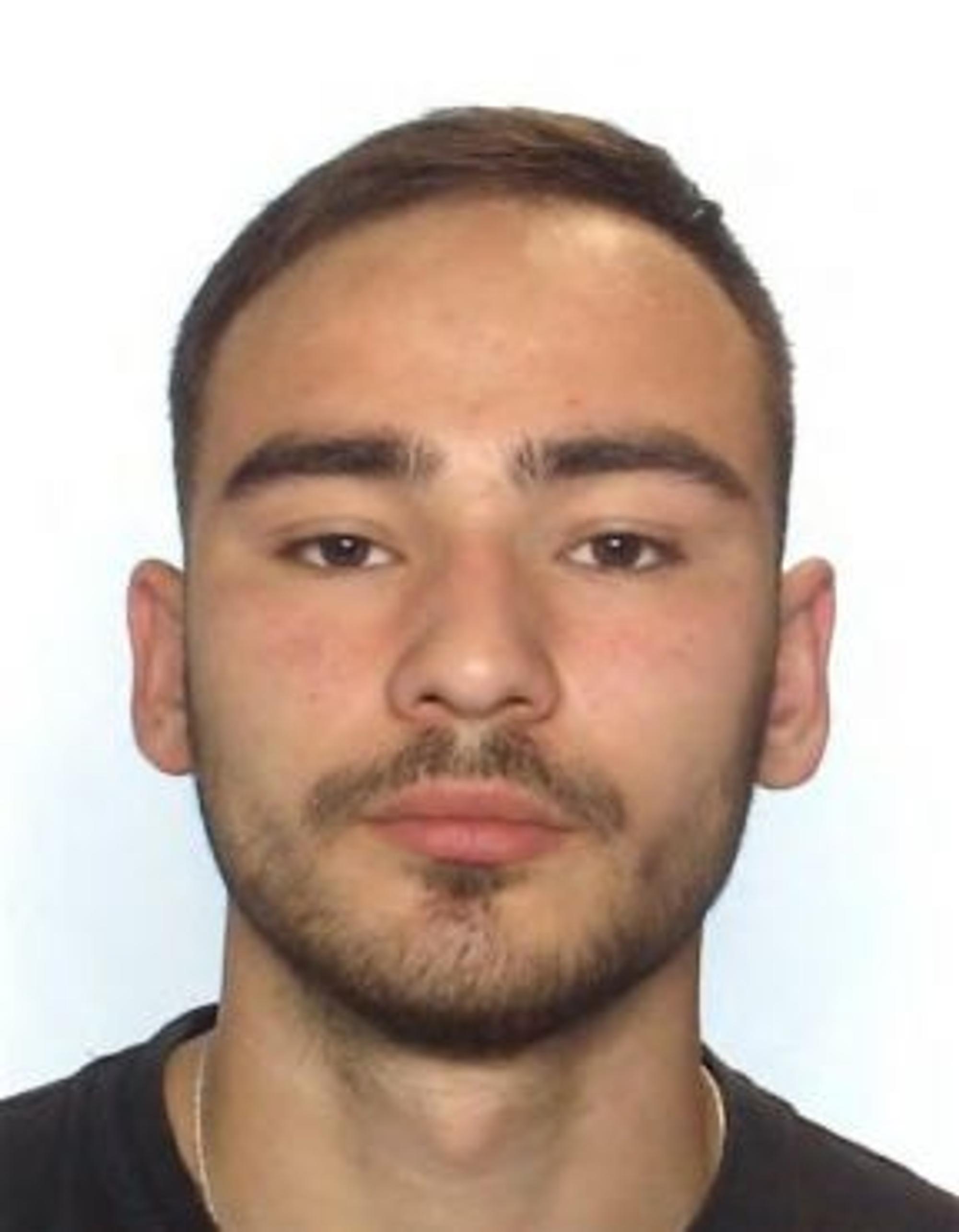 Anfang Juli soll Ruslan Kromm den Werkstattbesitzer aus dem Sauerland mit mehreren Stichen getötet haben. Die Polizei Hagen fahndet mit diesem Foto (veröffentlicht am 28. Juli) nach ihm.