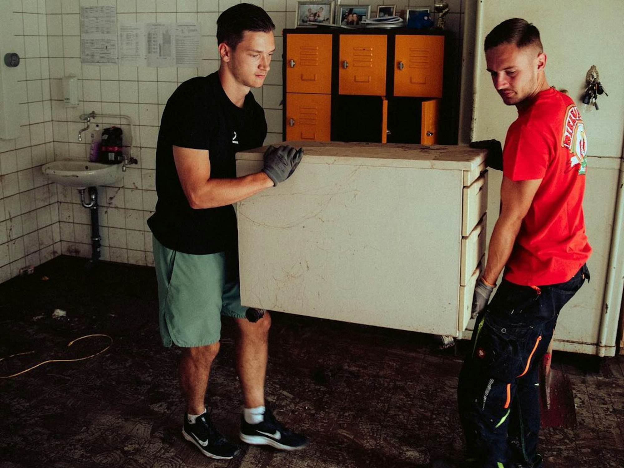 1. FC Köln: Noah Katterbach hilft nach Flutkatastrophe in Schleiden