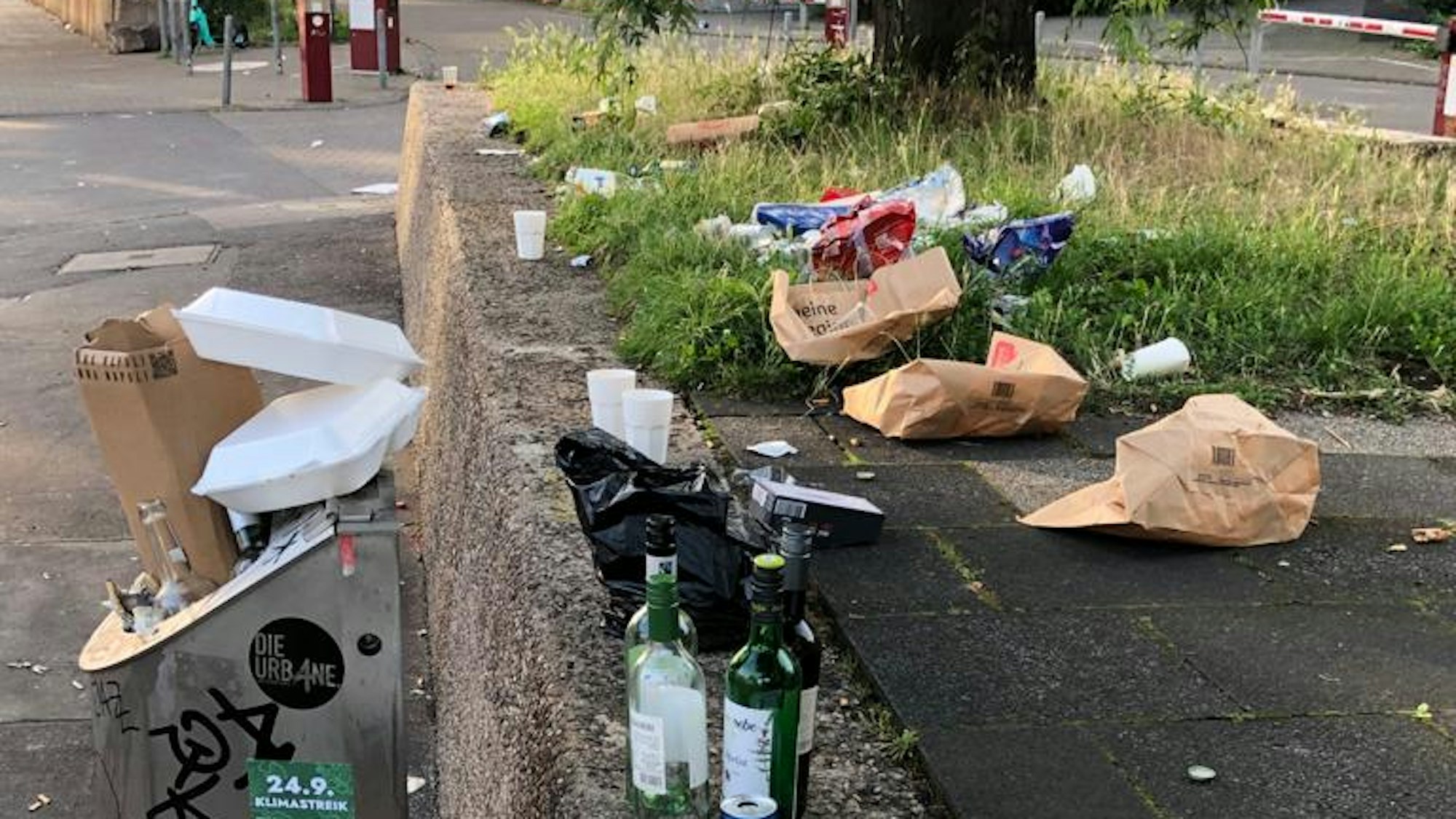 Müll und Essensreste auf der Mauer an der Zülpicher Straße