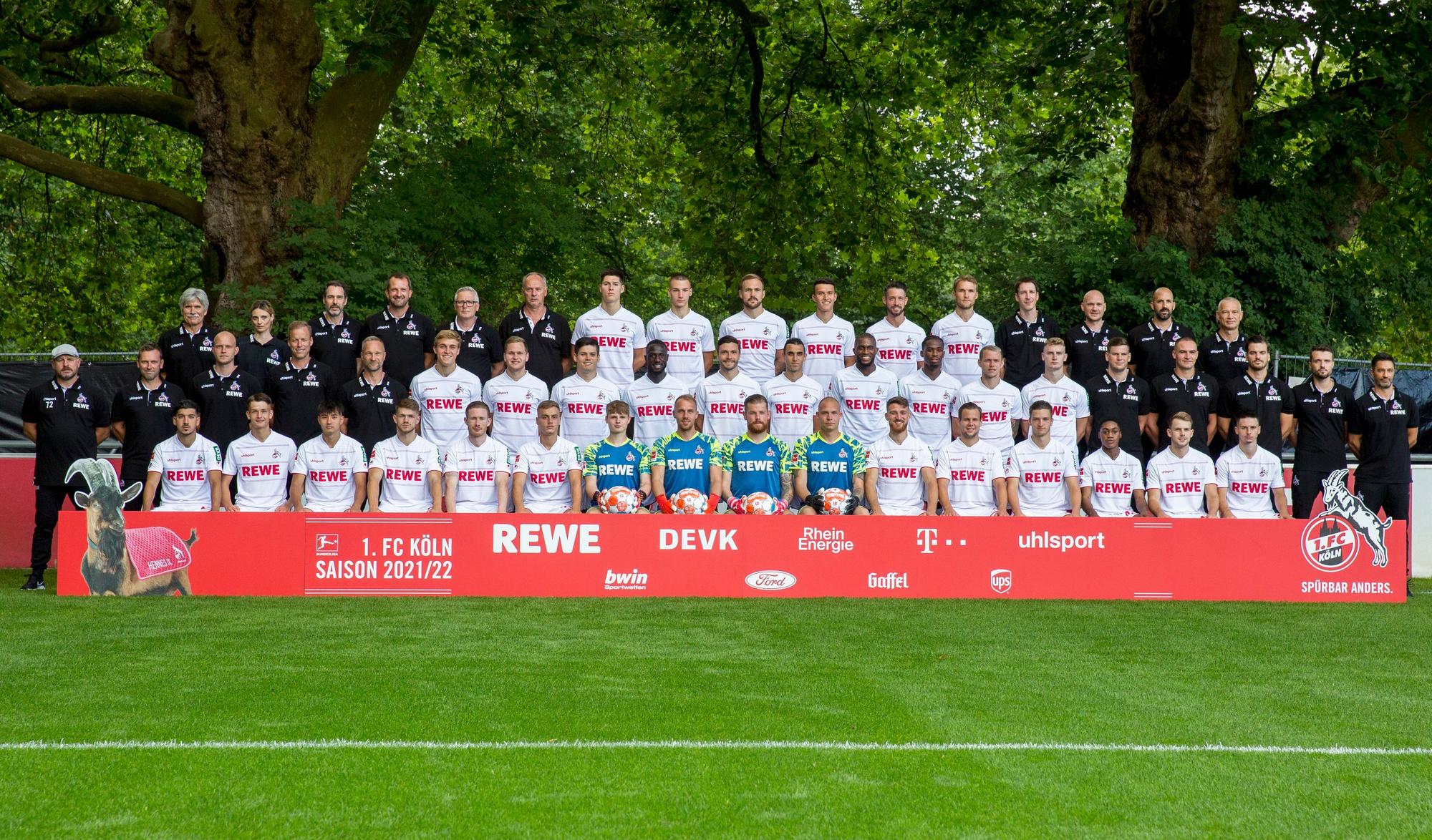 Der 1. FC Köln posiert für sein neues Mannschaftsfoto.