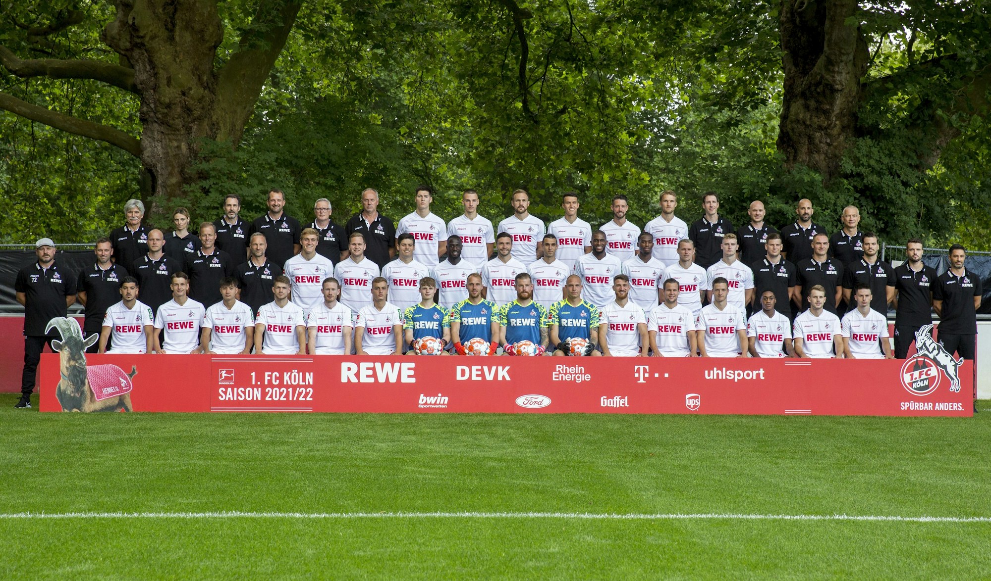 Der 1. FC Köln posiert für sein neues Mannschaftsfoto.