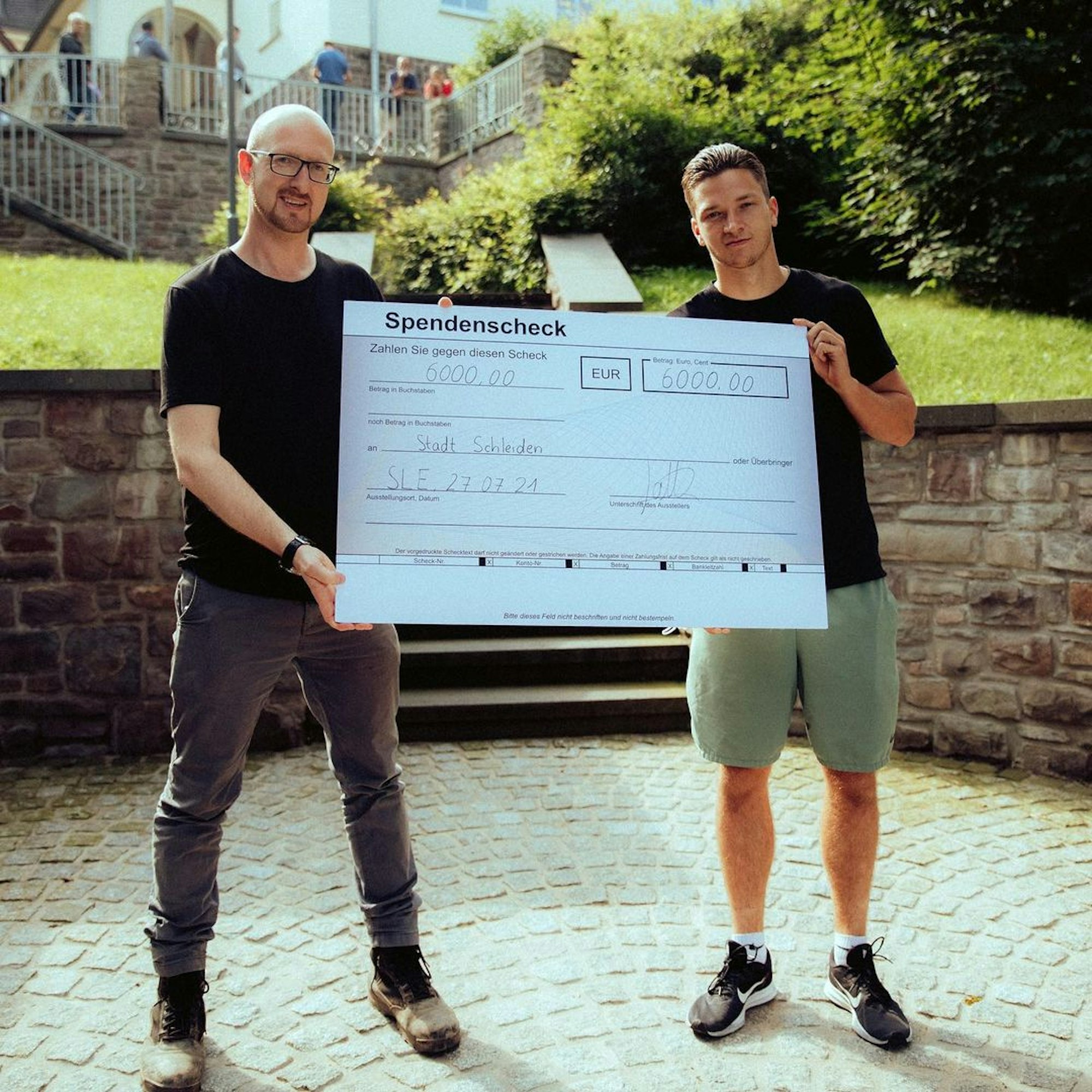 1. FC Köln: Noah Katterbach hilft nach Flutkatastrophe in Schleiden