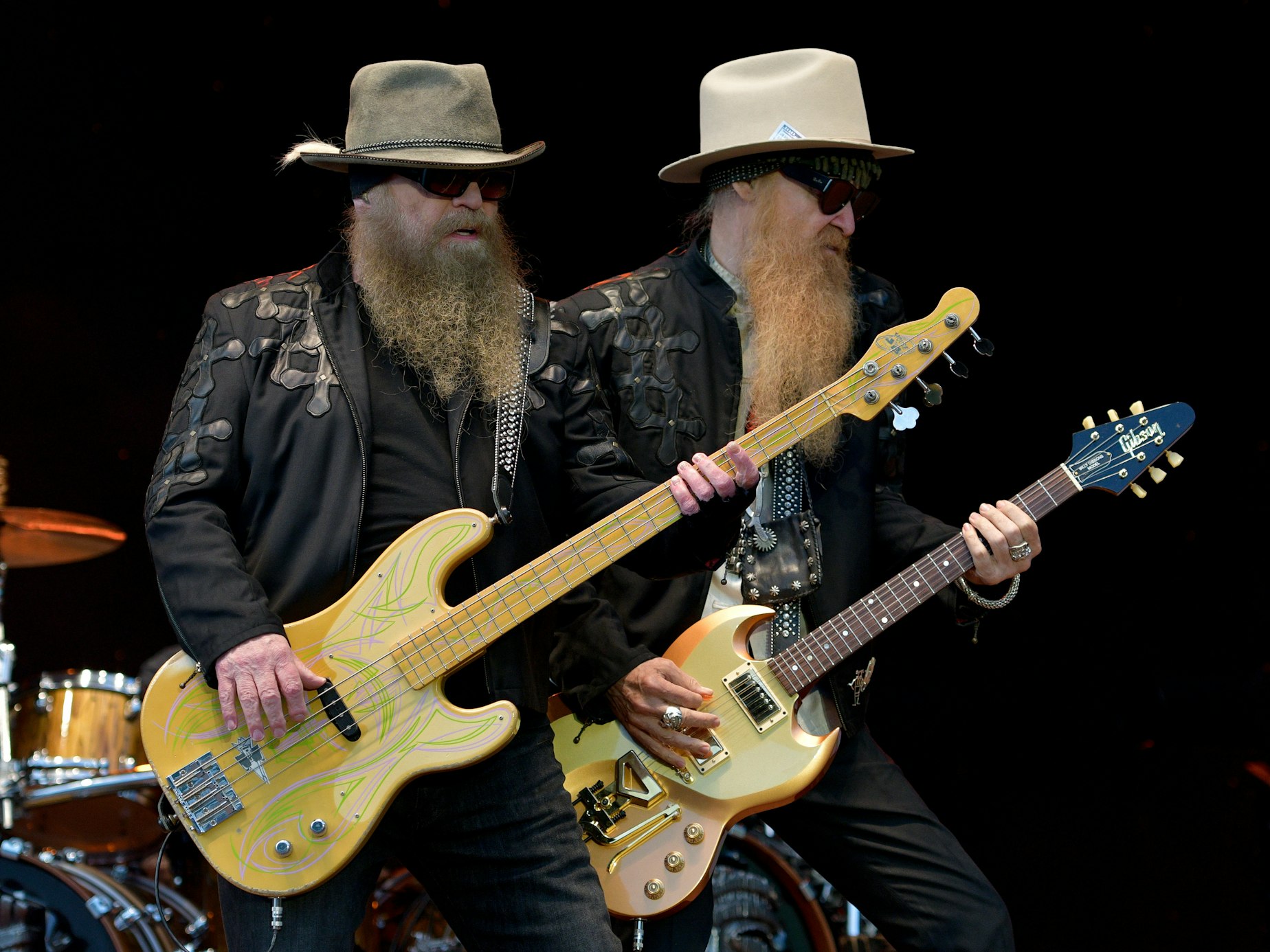 Der Bassist Dusty Hill und der Gitarrist Billy Gibbons der Band ZZ Top stehen am 12.07.2016 in Hamburg auf der Bühne des Stadtparks.