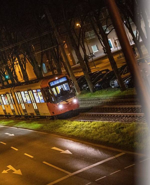 KVB-Bahn der Linie 13 fährt in Sülz am 17. April 2021.