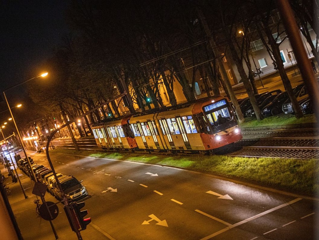 KVB-Bahn der Linie 13 fährt in Sülz