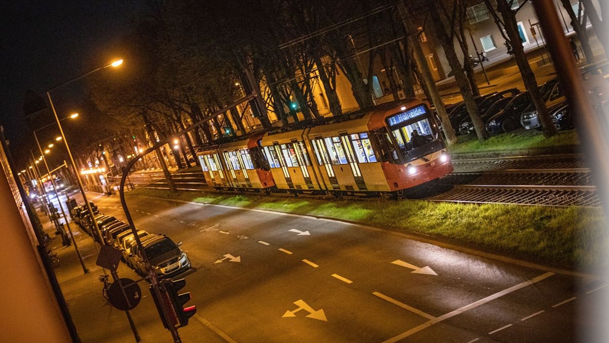 KVB-Bahn der Linie 13 fährt in Sülz am 17. April 2021.