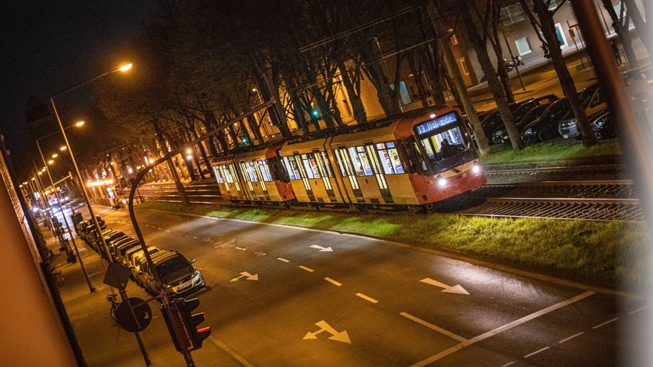 KVB-Bahn der Linie 13 fährt in Sülz am 17. April 2021.