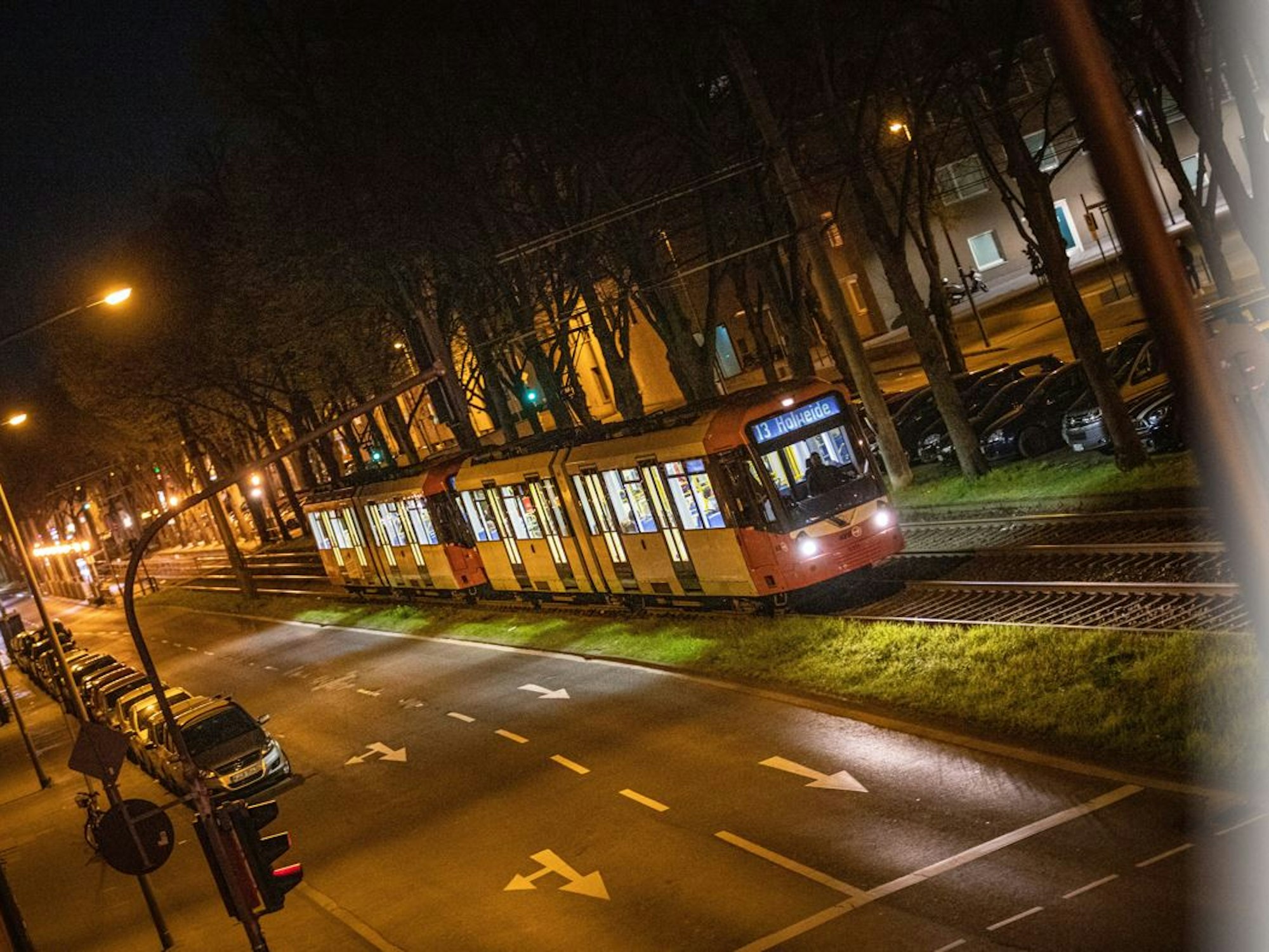 KVB-Bahn der Linie 13 fährt in Sülz am 17. April 2021.