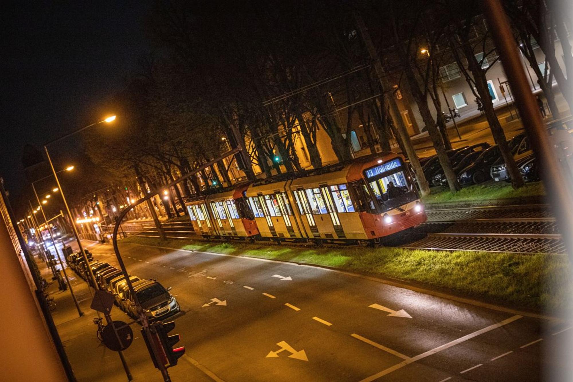 KVB-Bahn der Linie 13 fährt in Sülz am 17. April 2021.
