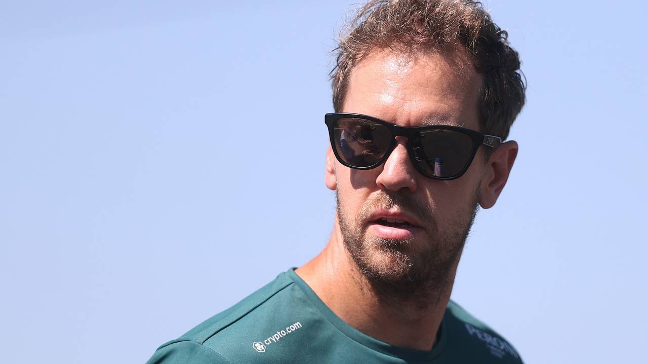 Sebastian Vettel guckt mit Sonnenbrille in die Kamera.