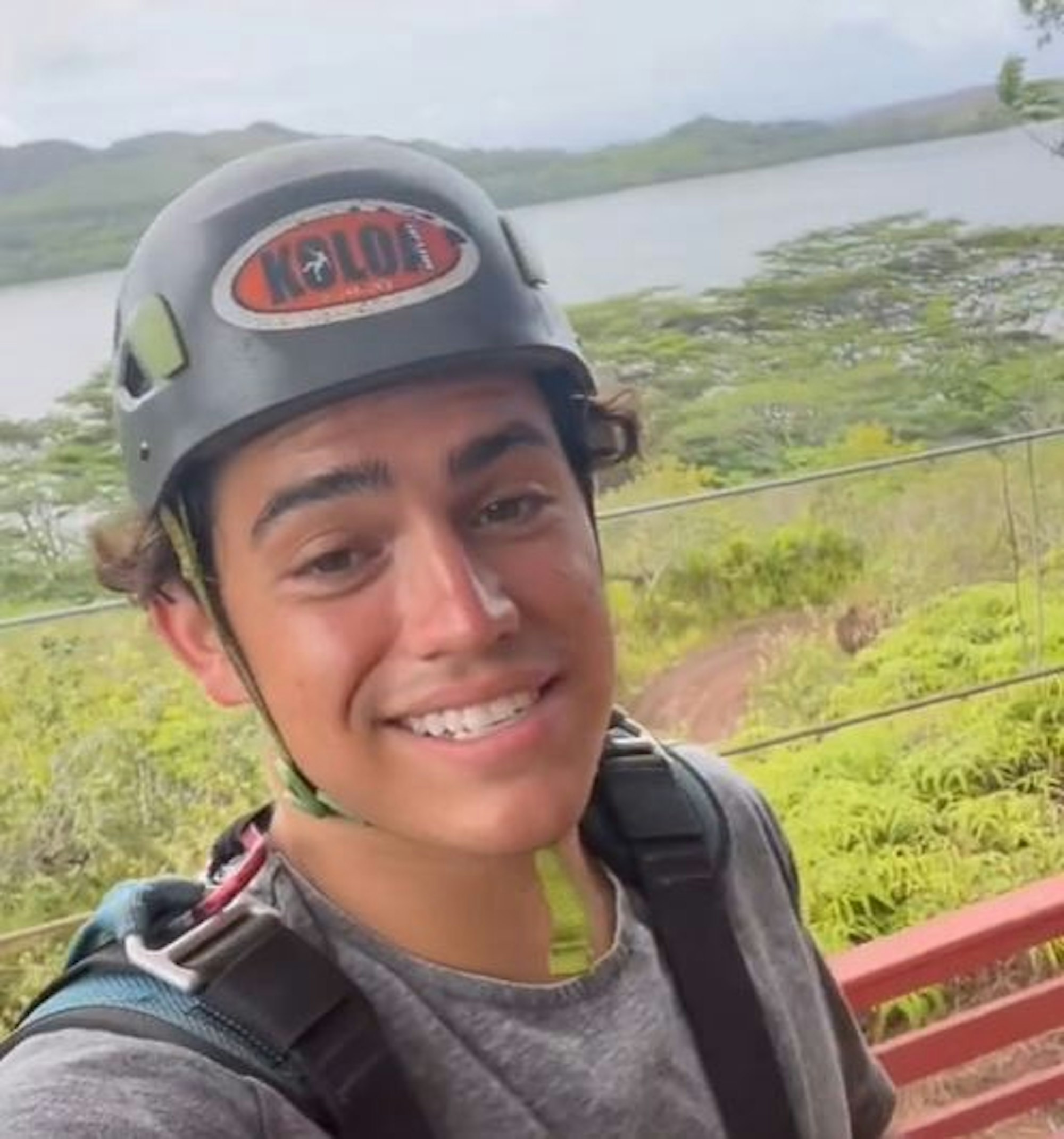 Anthony Barajas film sich selbst mit Helm vor einer tropischen Landschaft.
