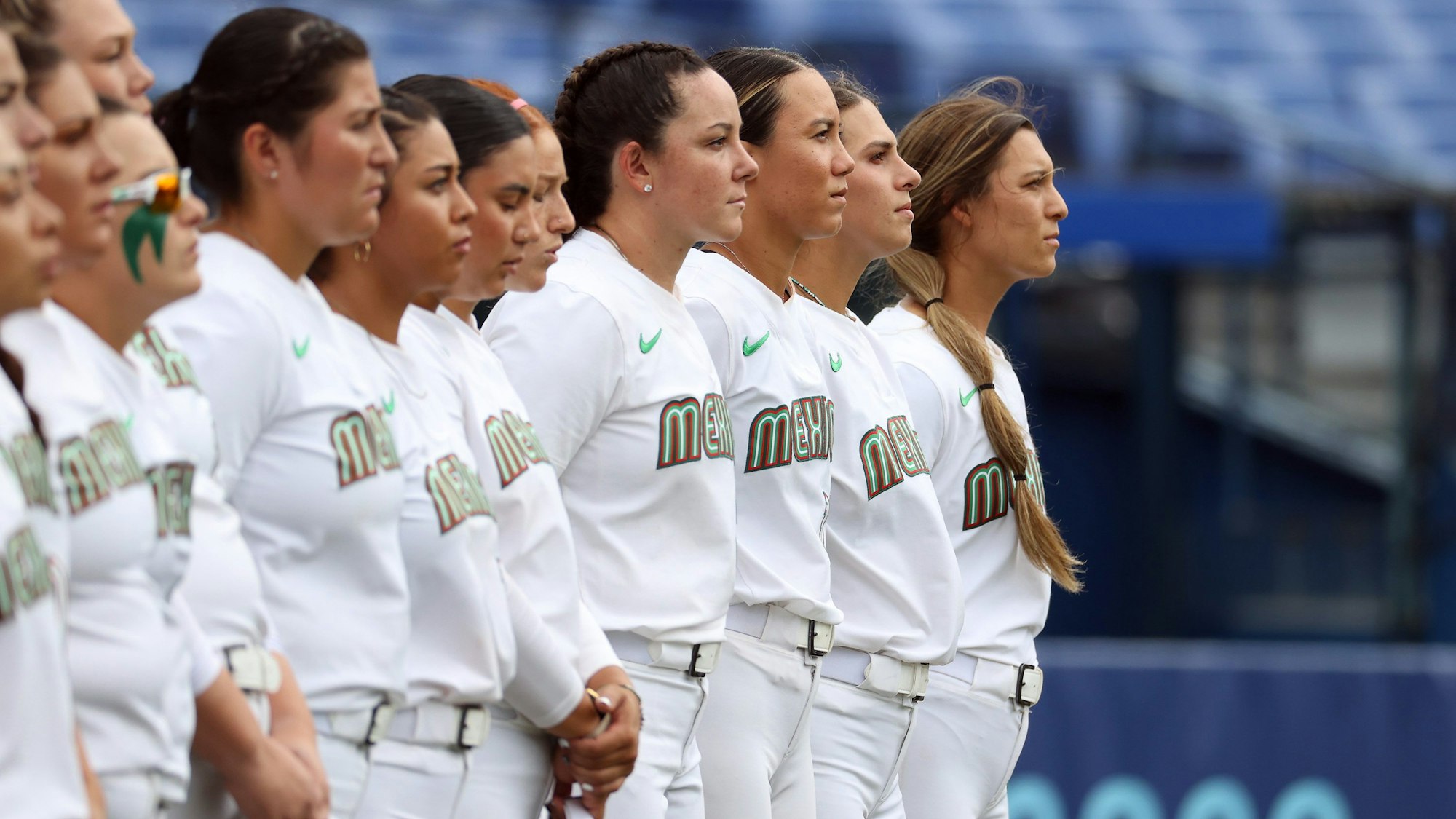 Mexikos Softball-Team bei der Nationalhymne vor dem Olympia-Spiel gegen Kanada.