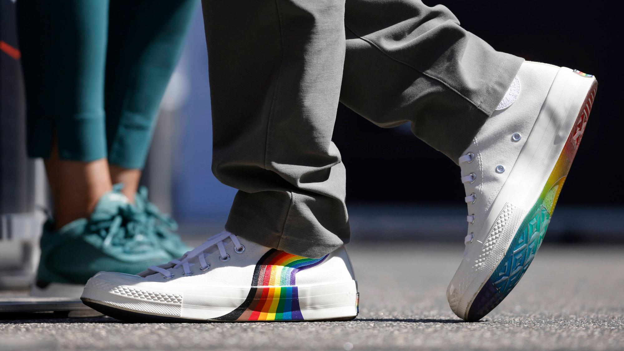 Ein Blick auf Sebastian Vettels weiße Schuhe mit Regenbogen-Muster und bunter Sohle.