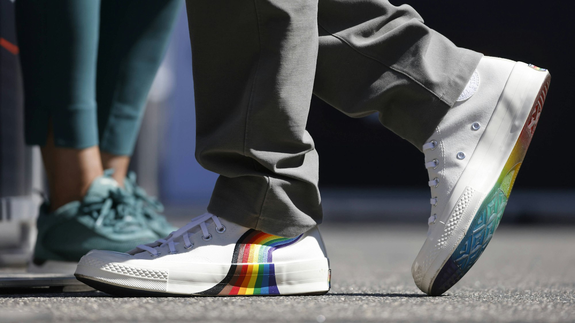 Ein Blick auf Sebastian Vettels weiße Schuhe mit Regenbogen-Muster und bunter Sohle.