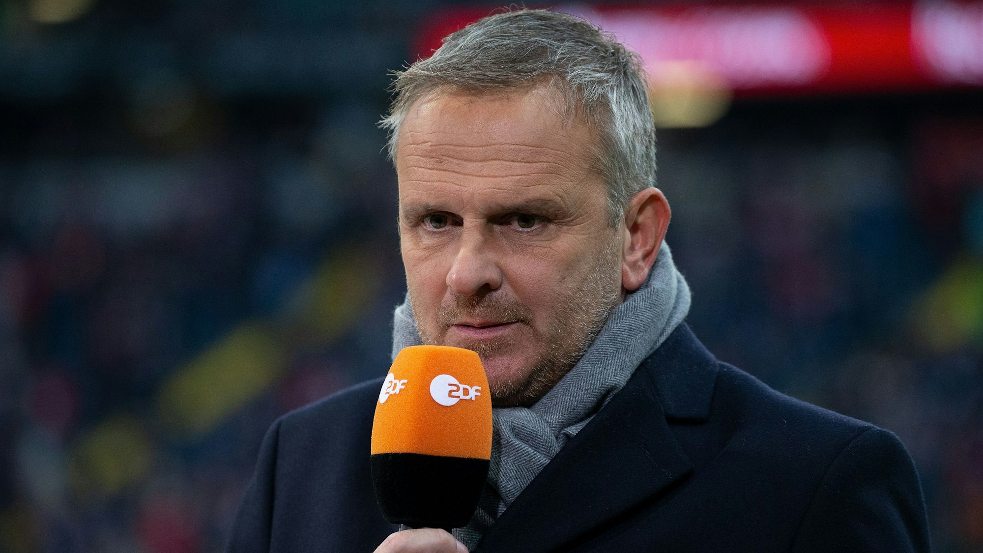 Dietmar Hamann hält als TV-Experte eine ZDF-Mikrofon in der Hand.